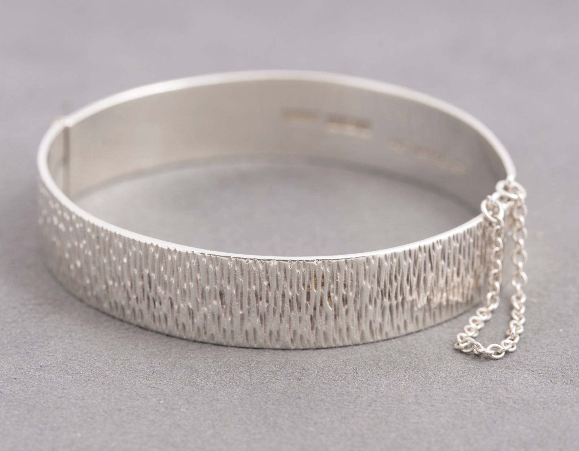 Vintage 1970's Retro Sterling Silver Hinged Bangle Bark Texture S.J Rose (C2919)