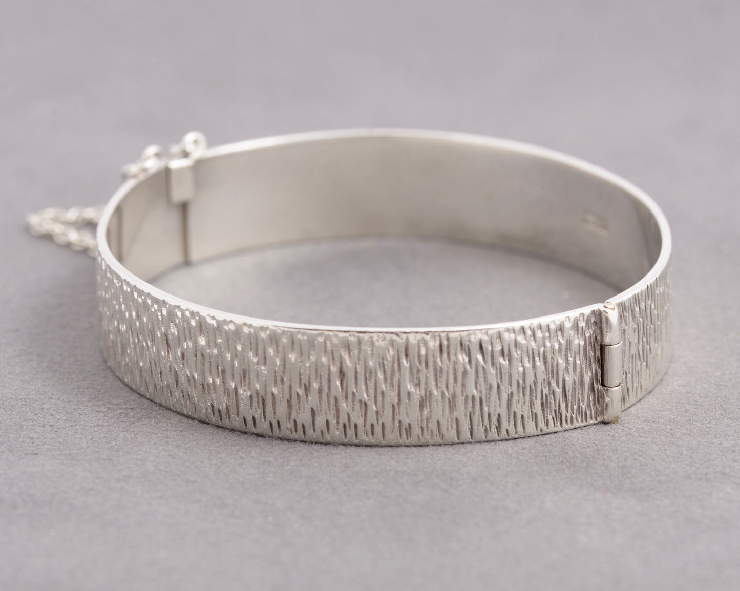 Vintage 1970's Retro Sterling Silver Hinged Bangle Bark Texture S.J Rose (C2919)