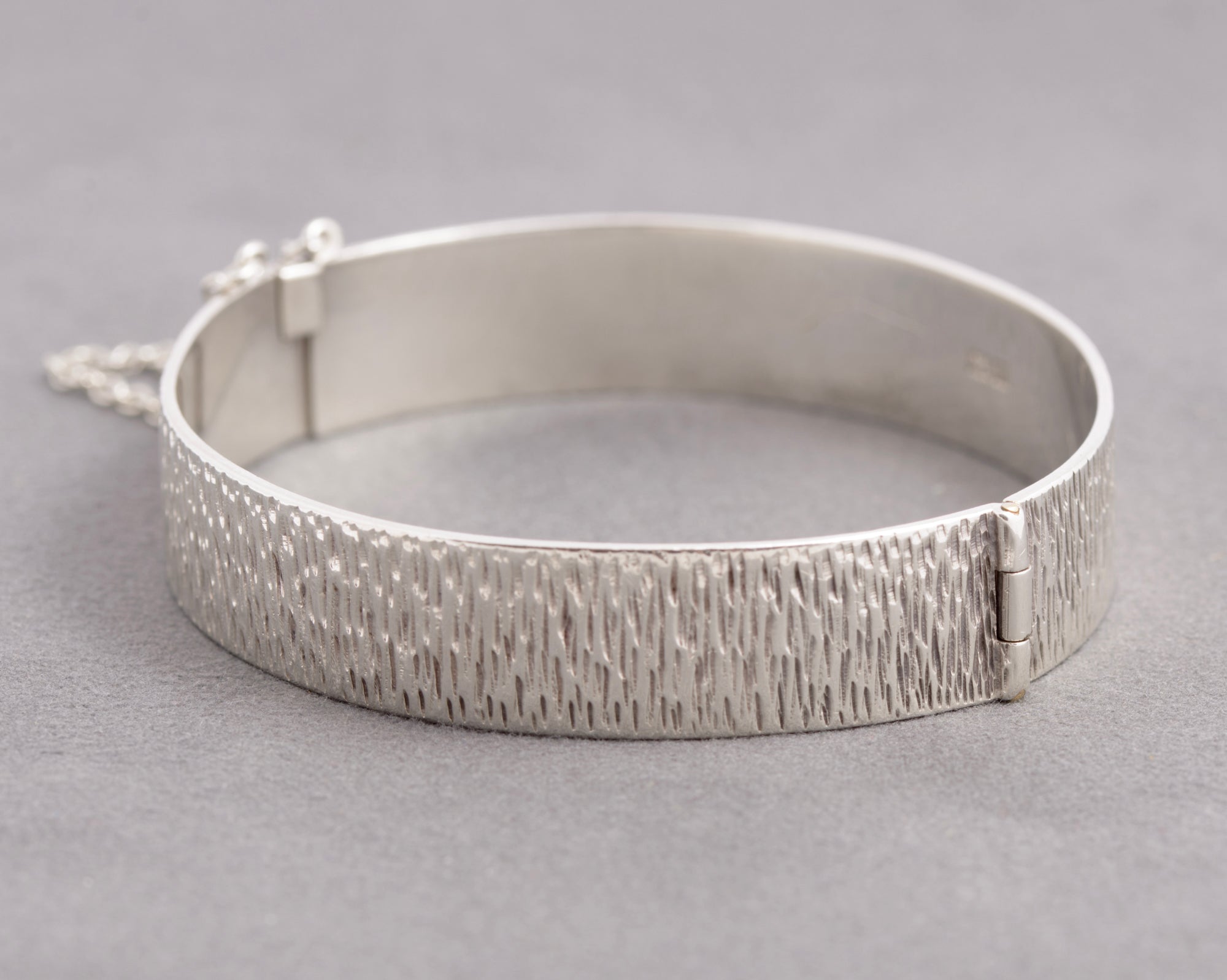 Vintage 1970's Retro Sterling Silver Hinged Bangle Bark Texture S.J Rose (C2919)