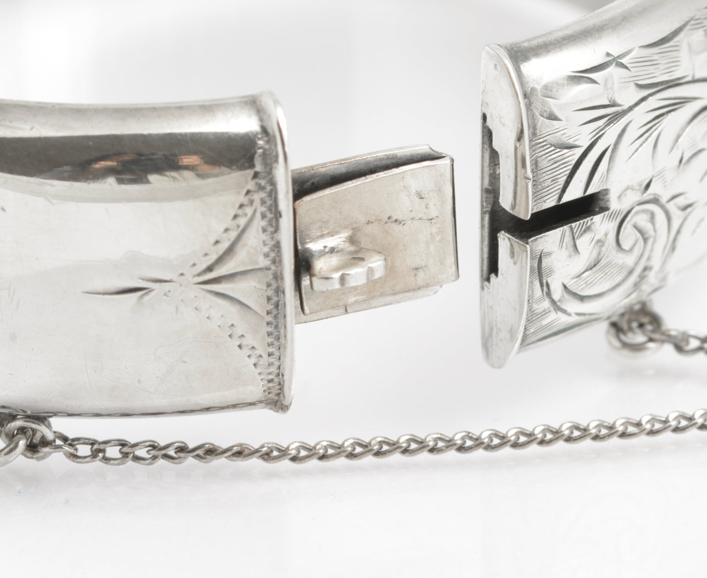 Vintage Sterling Silver Hinged Bangle - Harrods Hallmark 1961 Foliate Design (C2931)