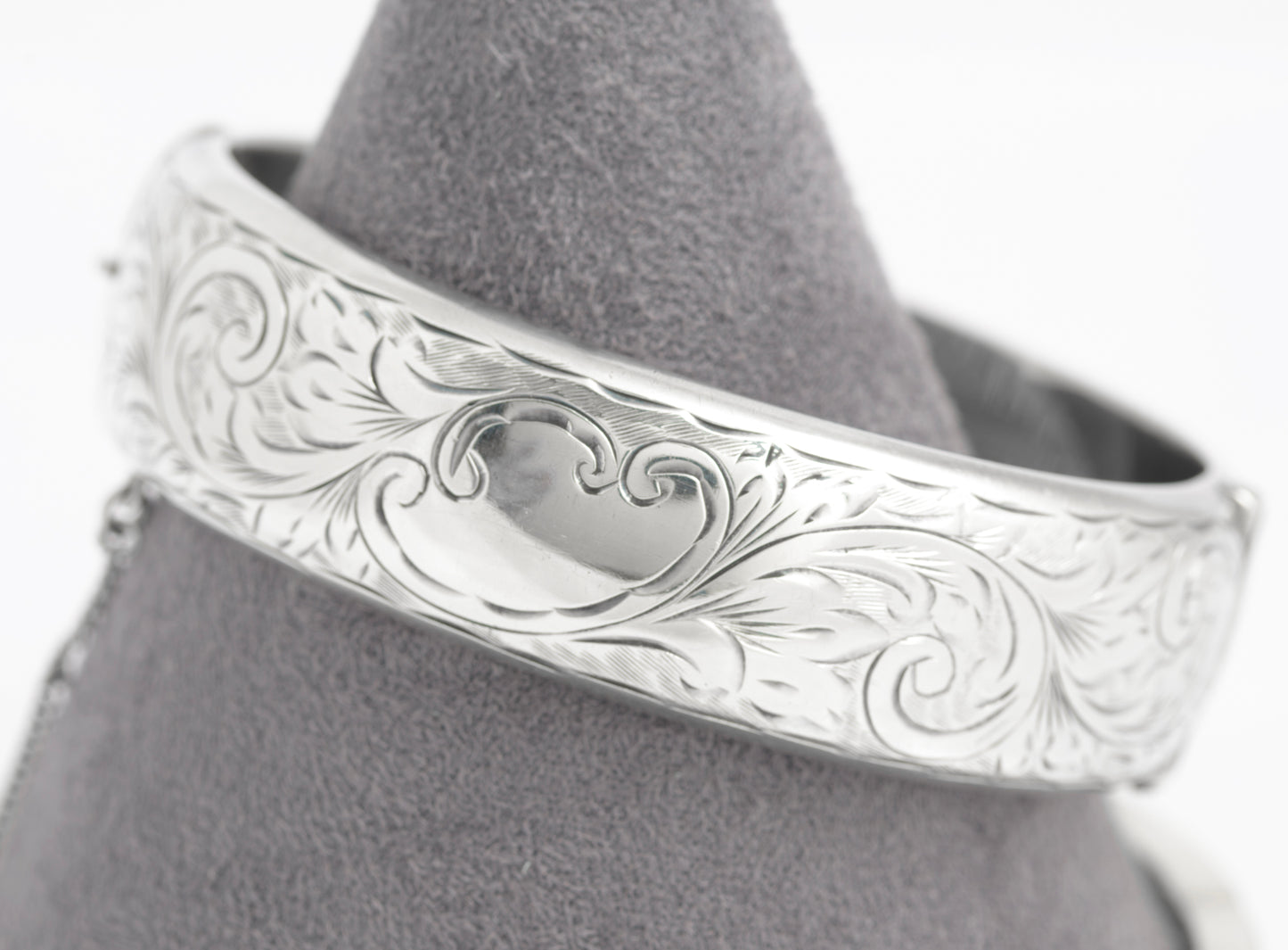 Vintage Sterling Silver Hinged Bangle - Harrods Hallmark 1961 Foliate Design (C2931)