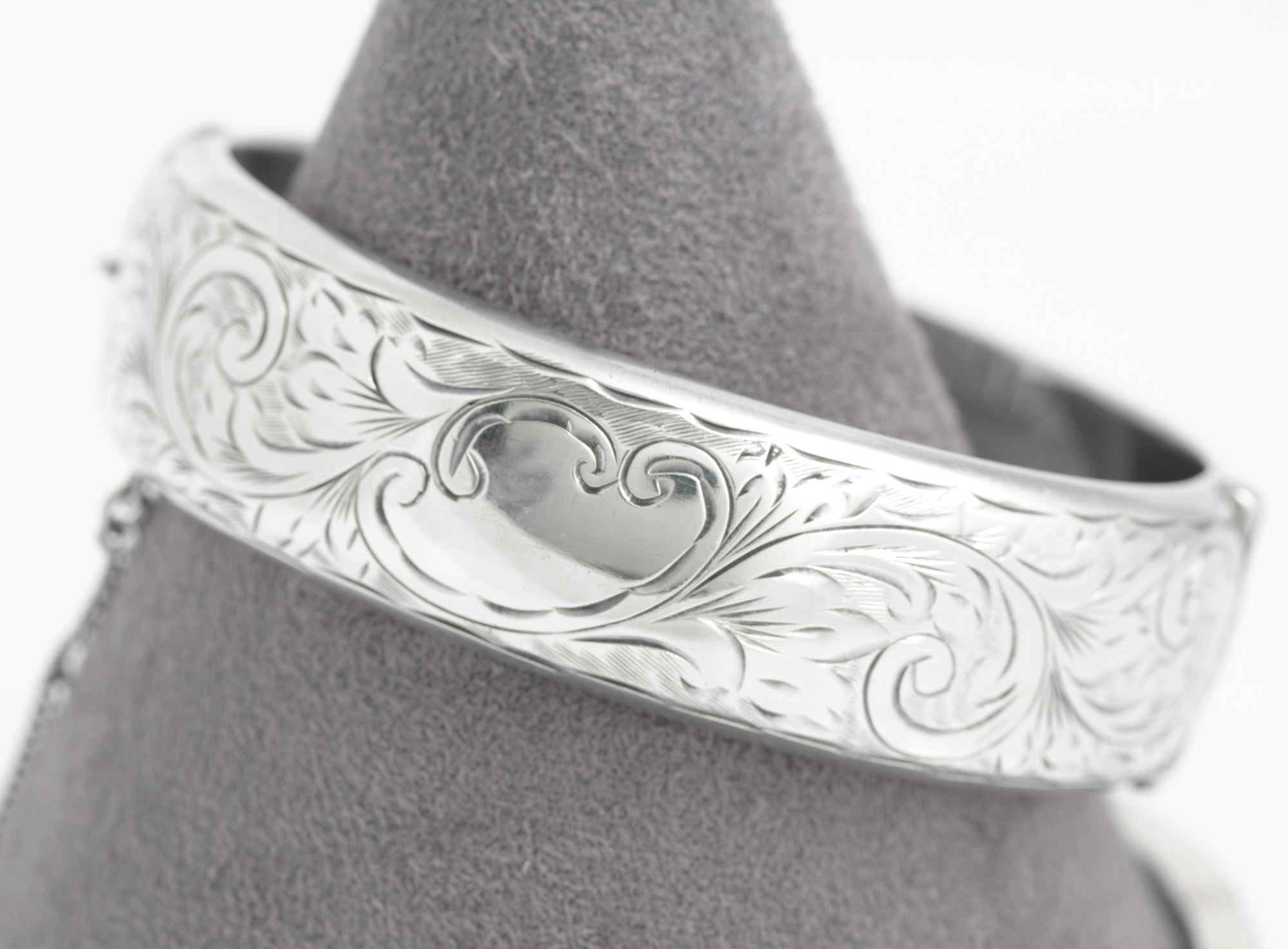 Vintage Sterling Silver Hinged Bangle - Harrods Hallmark 1961 Foliate Design (C2931)