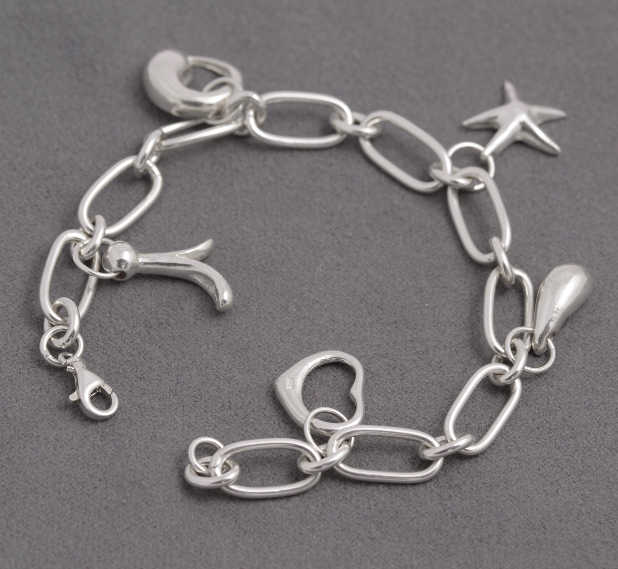 Contemporary Sterling Silver Trombone Link Charm Bracelet – 925 Marked – 18 cm (C2936)