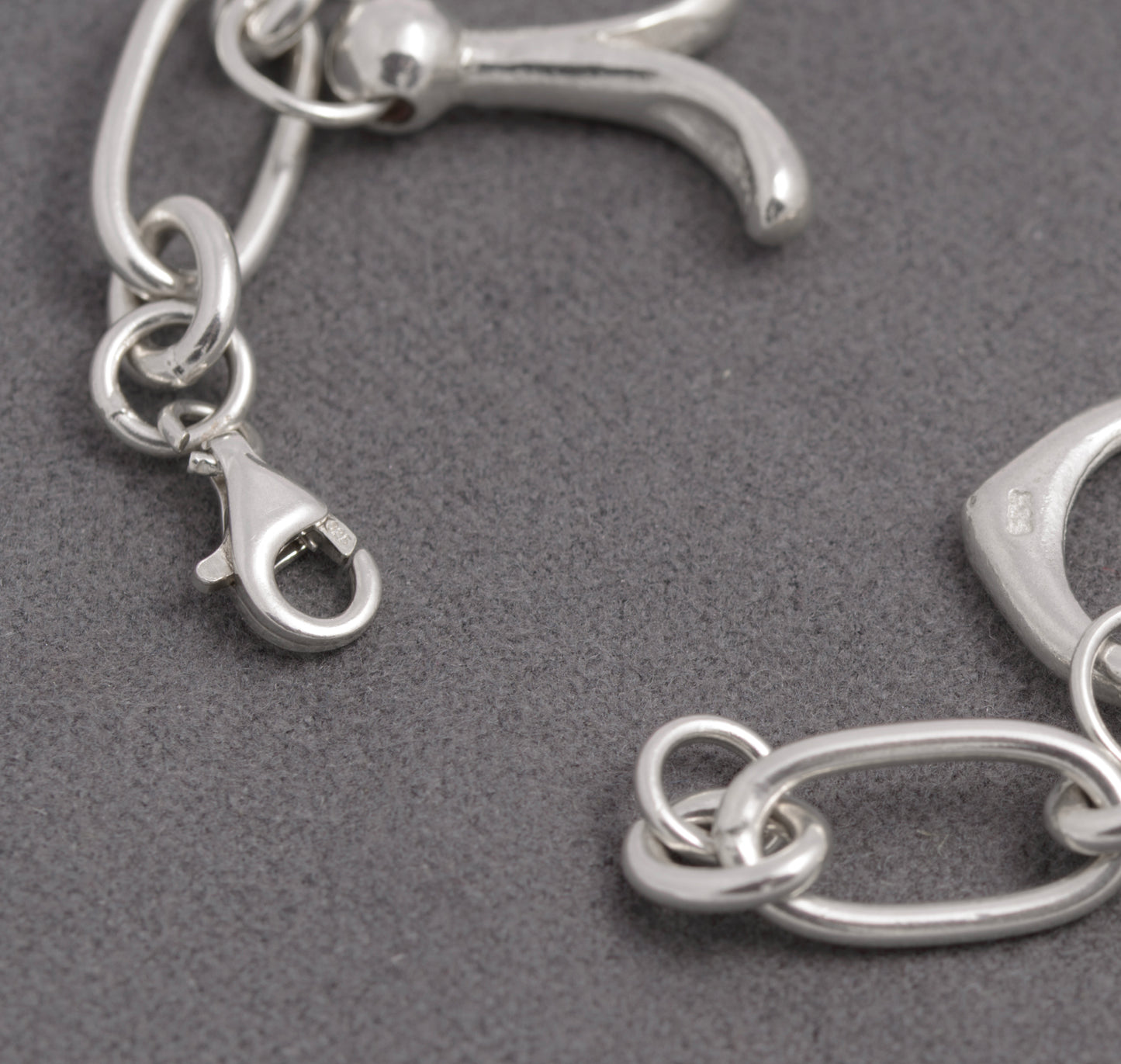 Contemporary Sterling Silver Trombone Link Charm Bracelet – 925 Marked – 18 cm (C2936)