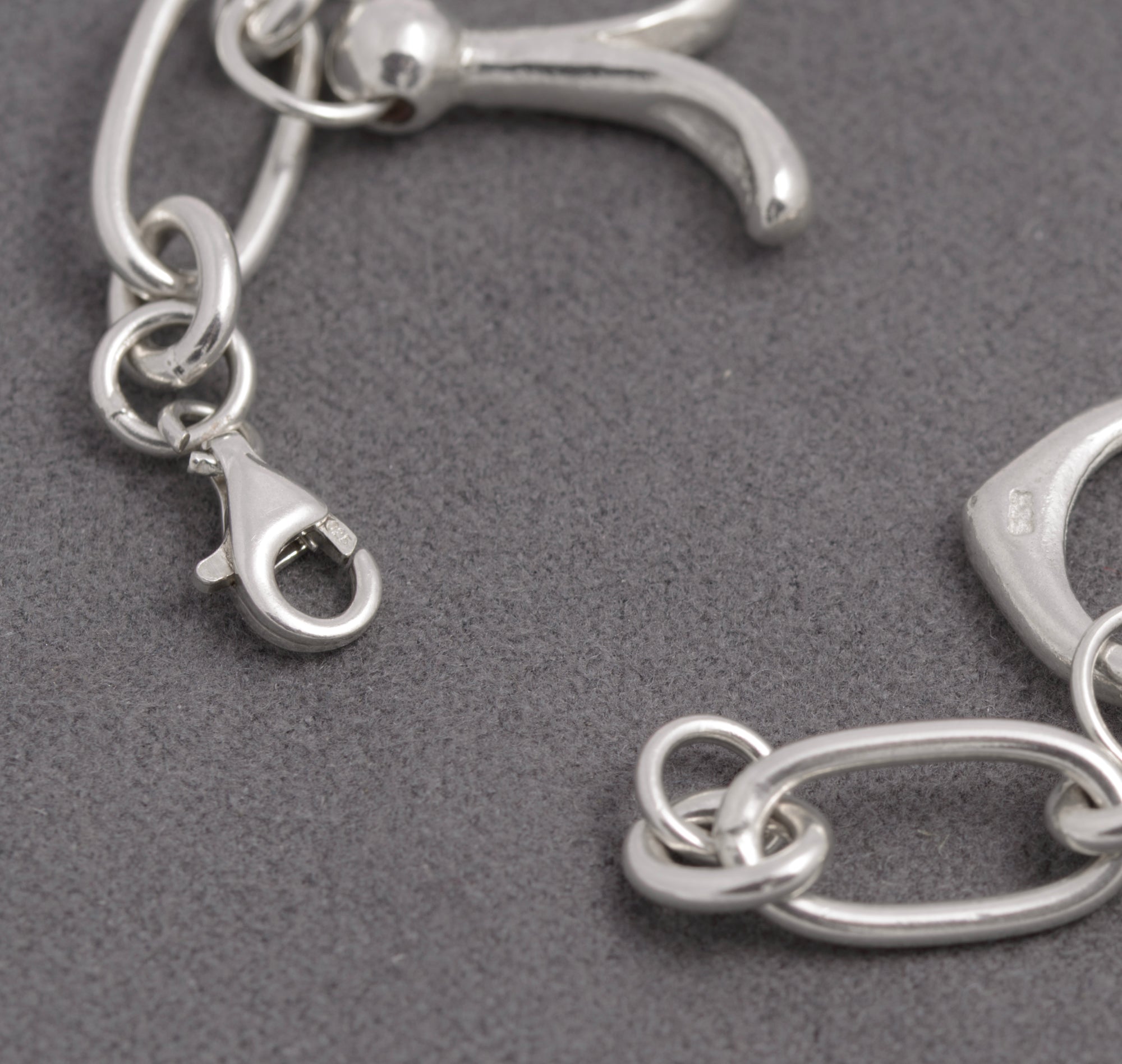 Contemporary Sterling Silver Trombone Link Charm Bracelet – 925 Marked – 18 cm (C2936)