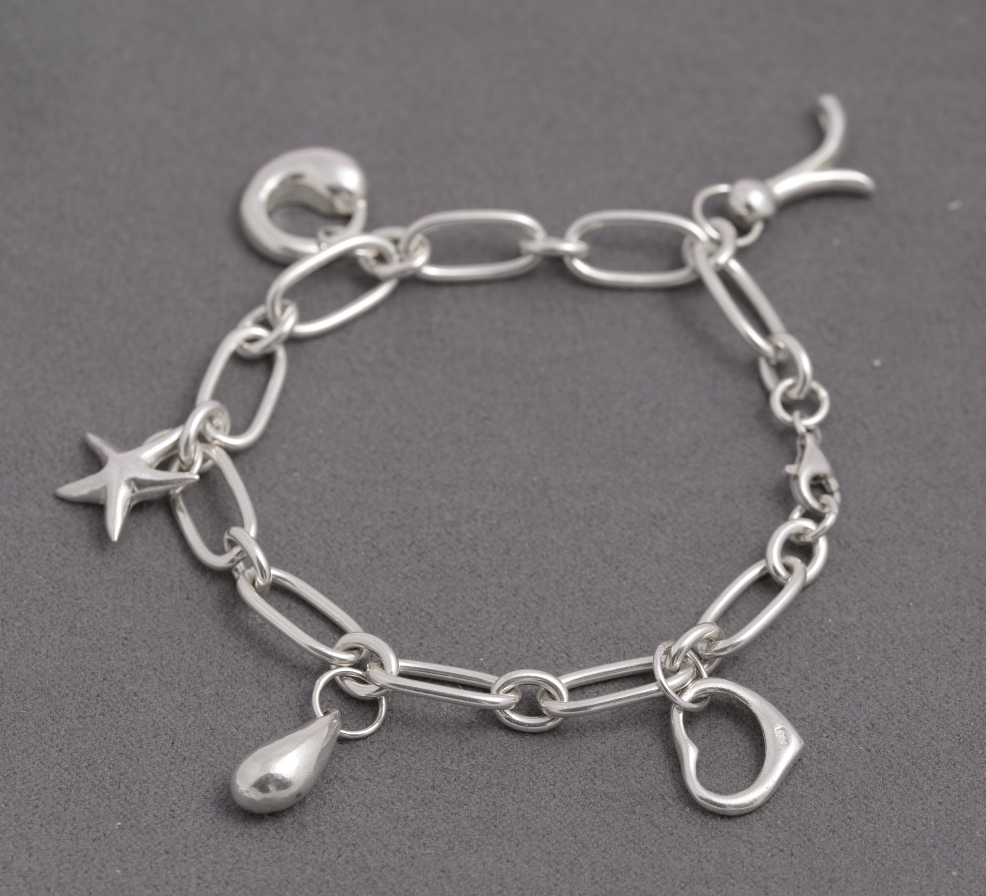 Contemporary Sterling Silver Trombone Link Charm Bracelet – 925 Marked – 18 cm (C2936)