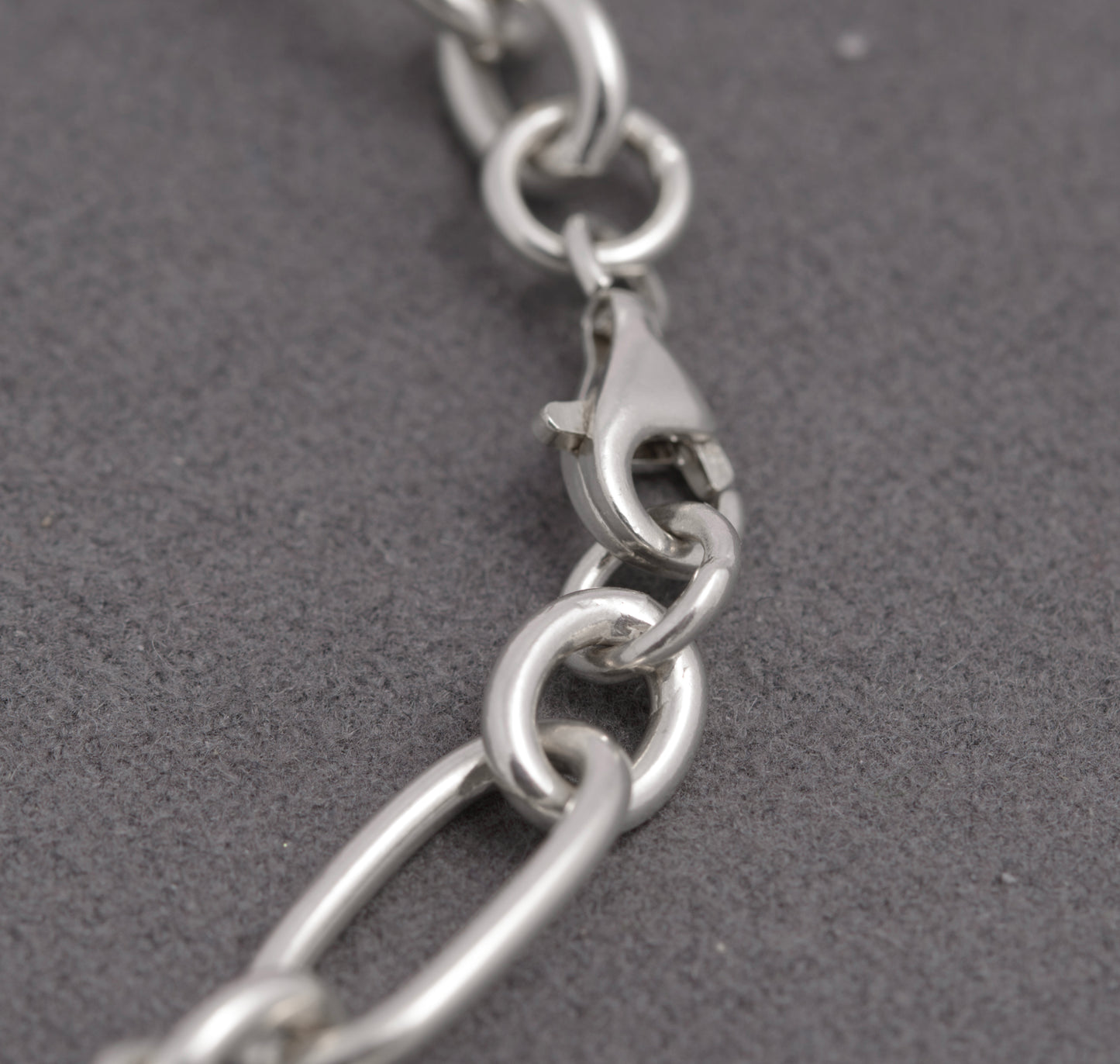 Contemporary Sterling Silver Trombone Link Charm Bracelet – 925 Marked – 18 cm (C2936)
