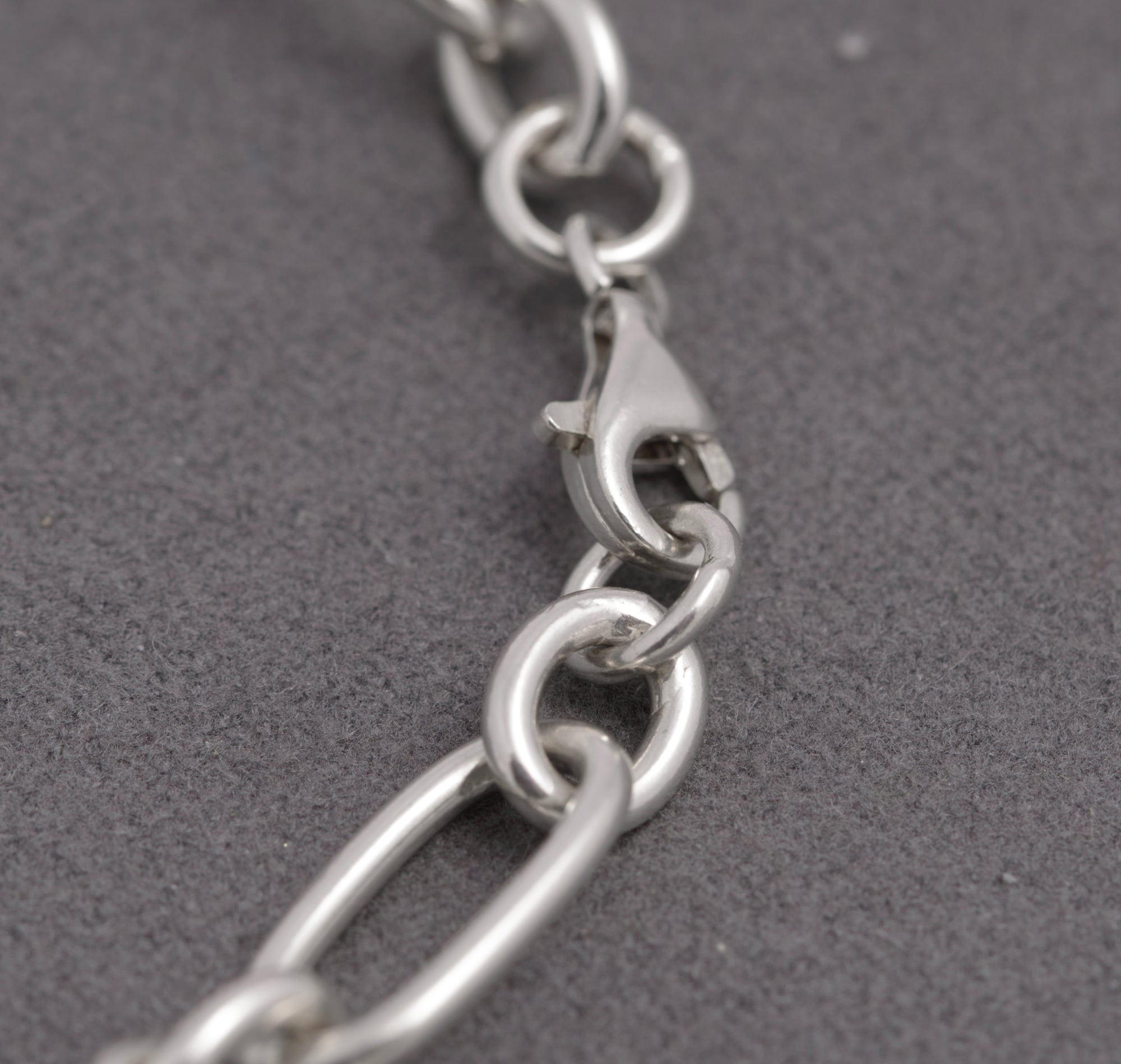 Contemporary Sterling Silver Trombone Link Charm Bracelet – 925 Marked – 18 cm (C2936)