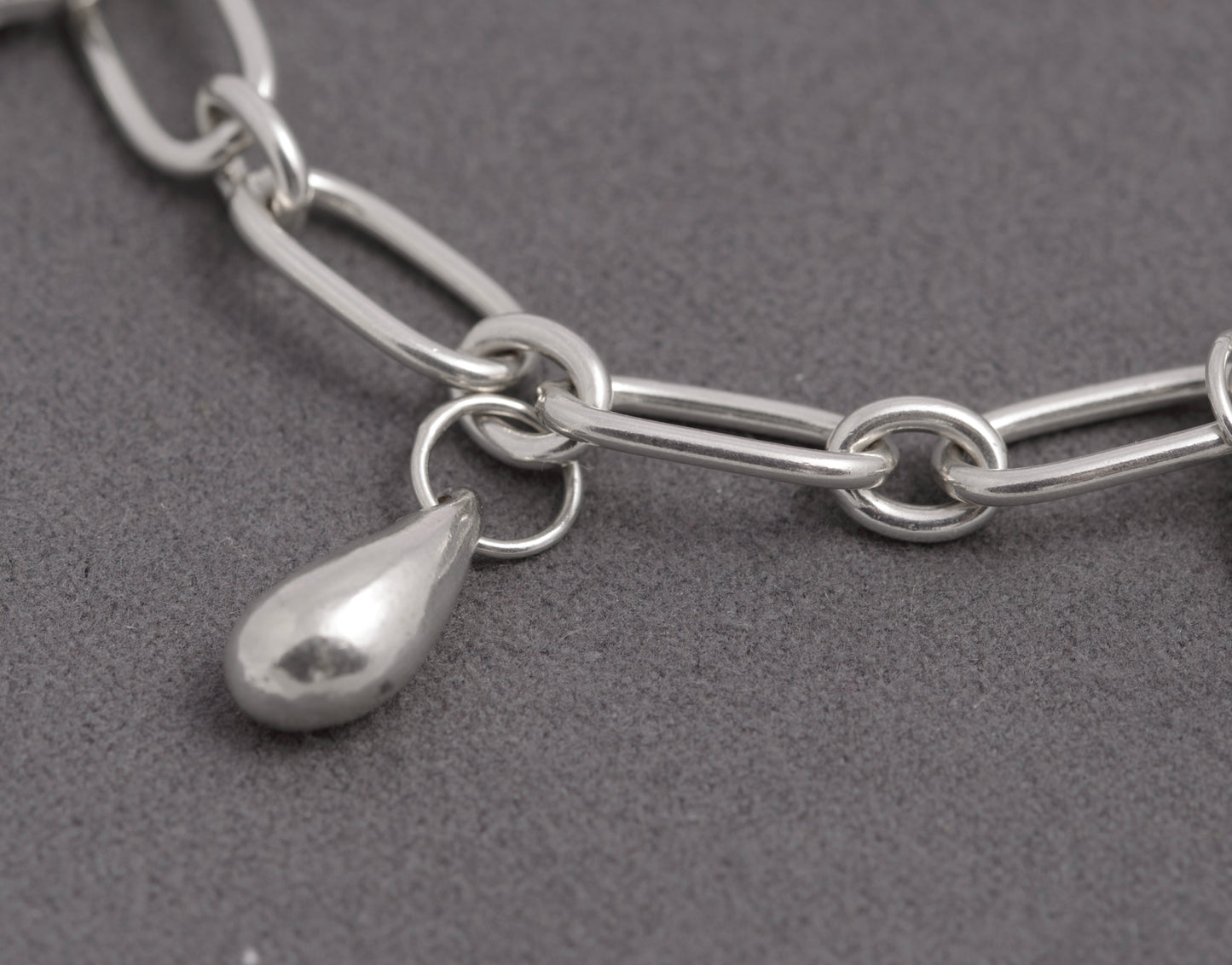 Contemporary Sterling Silver Trombone Link Charm Bracelet – 925 Marked – 18 cm (C2936)
