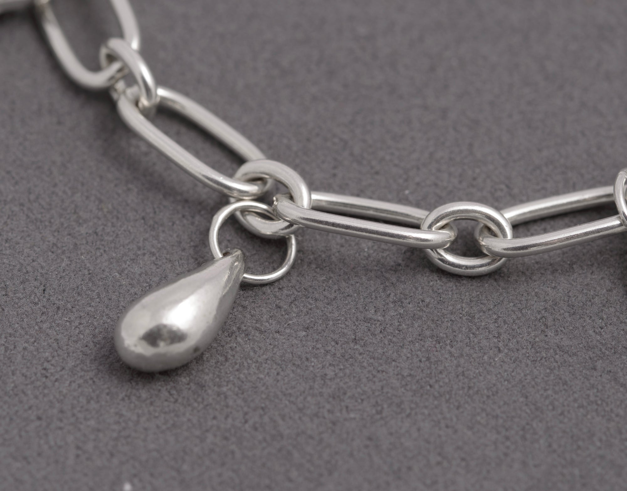 Contemporary Sterling Silver Trombone Link Charm Bracelet – 925 Marked – 18 cm (C2936)