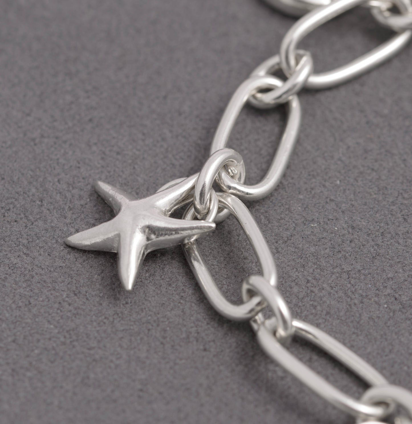 Contemporary Sterling Silver Trombone Link Charm Bracelet – 925 Marked – 18 cm (C2936)