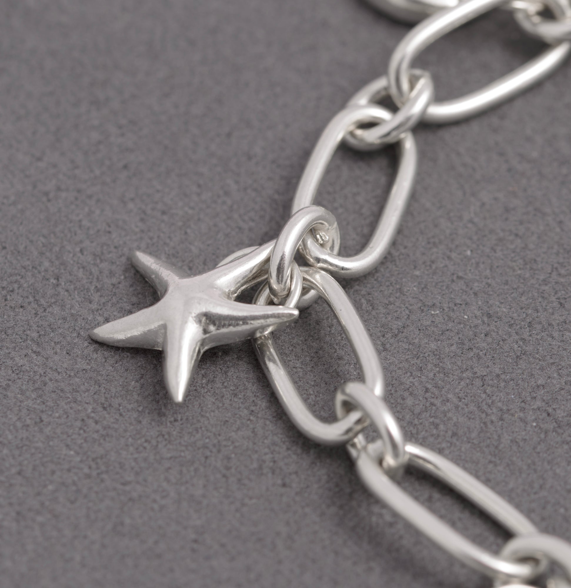 Contemporary Sterling Silver Trombone Link Charm Bracelet – 925 Marked – 18 cm (C2936)