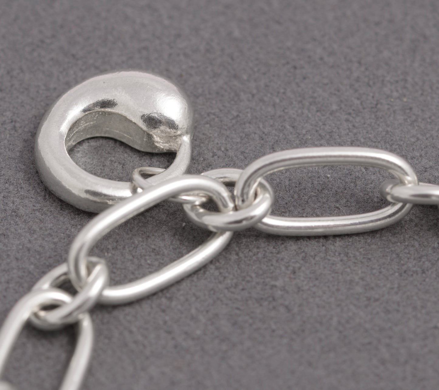 Contemporary Sterling Silver Trombone Link Charm Bracelet – 925 Marked – 18 cm (C2936)