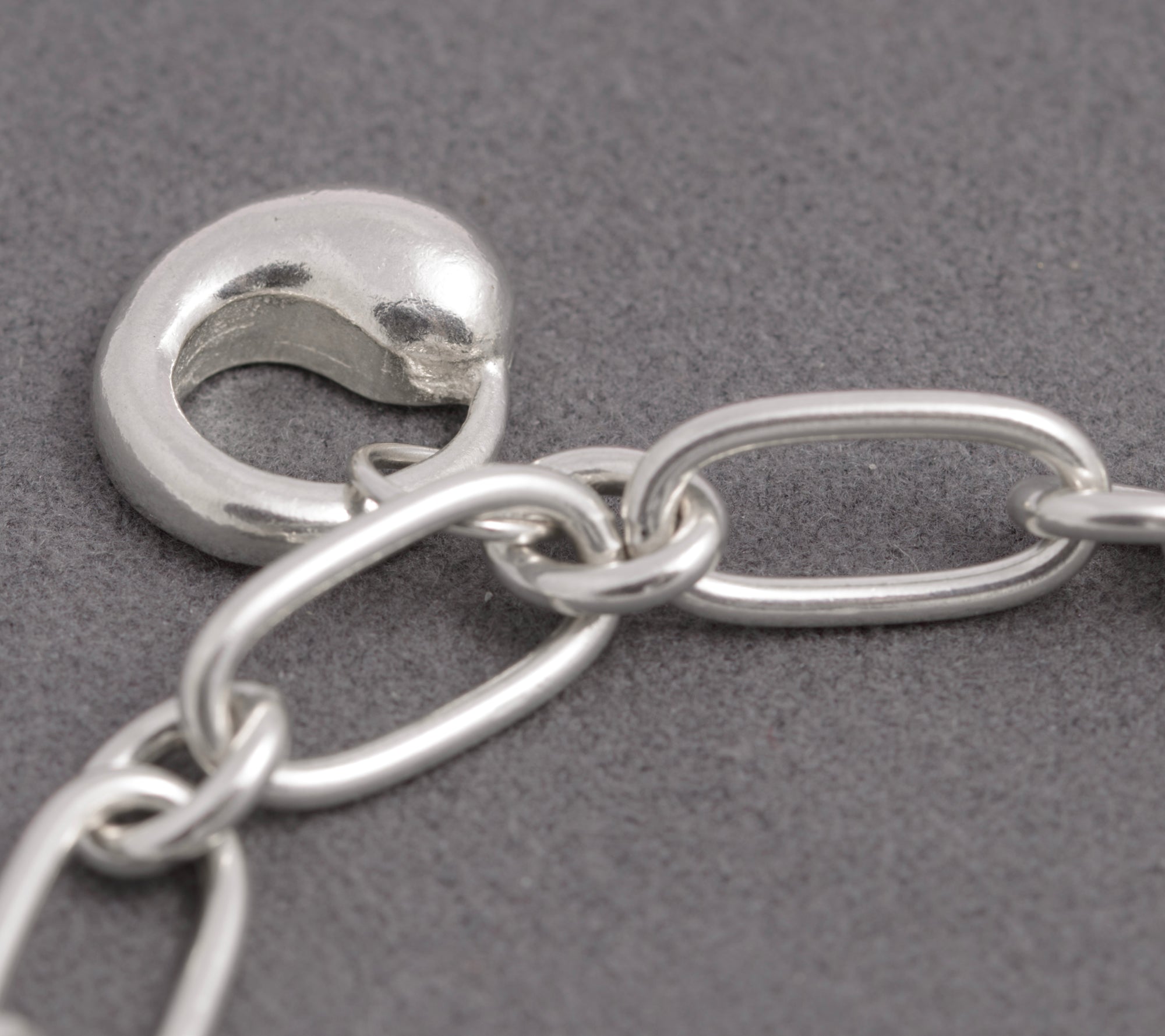 Contemporary Sterling Silver Trombone Link Charm Bracelet – 925 Marked – 18 cm (C2936)