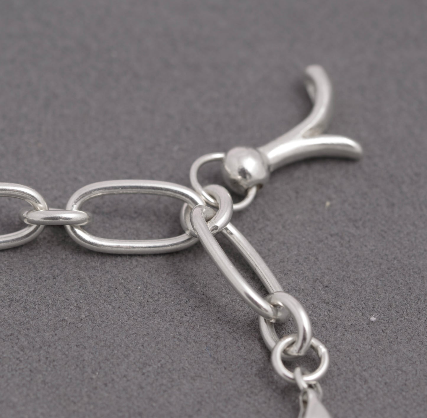 Contemporary Sterling Silver Trombone Link Charm Bracelet – 925 Marked – 18 cm (C2936)