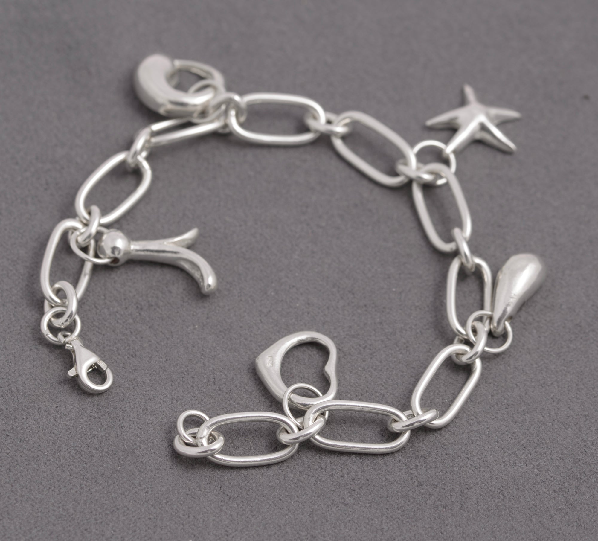 Contemporary Sterling Silver Trombone Link Charm Bracelet – 925 Marked – 18 cm (C2936)
