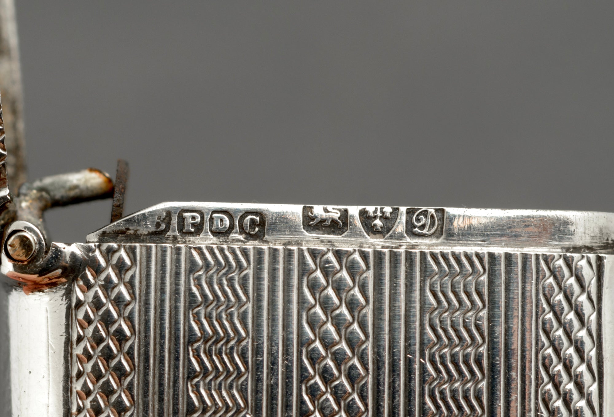 Antique Sterling Silver Combined Vesta and Sovereign Case by Boots Pure Drug Company, Chester 1904 (C2956)