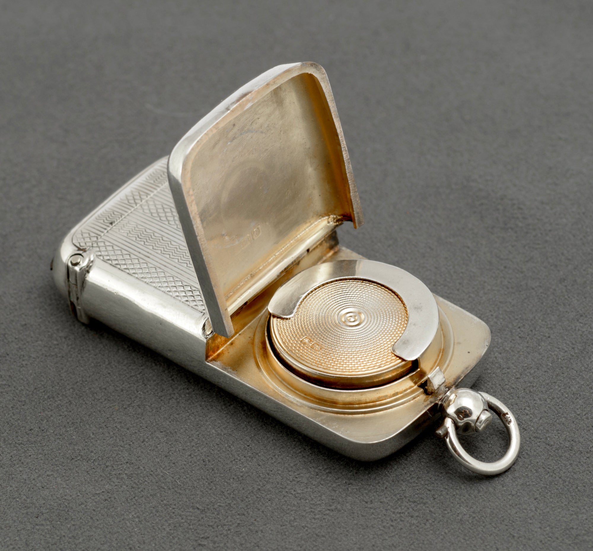 Antique Sterling Silver Combined Vesta and Sovereign Case by Boots Pure Drug Company, Chester 1904 (C2956)