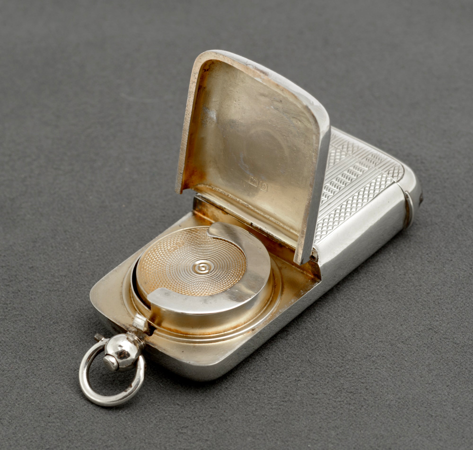 Antique Sterling Silver Combined Vesta and Sovereign Case by Boots Pure Drug Company, Chester 1904 (C2956)