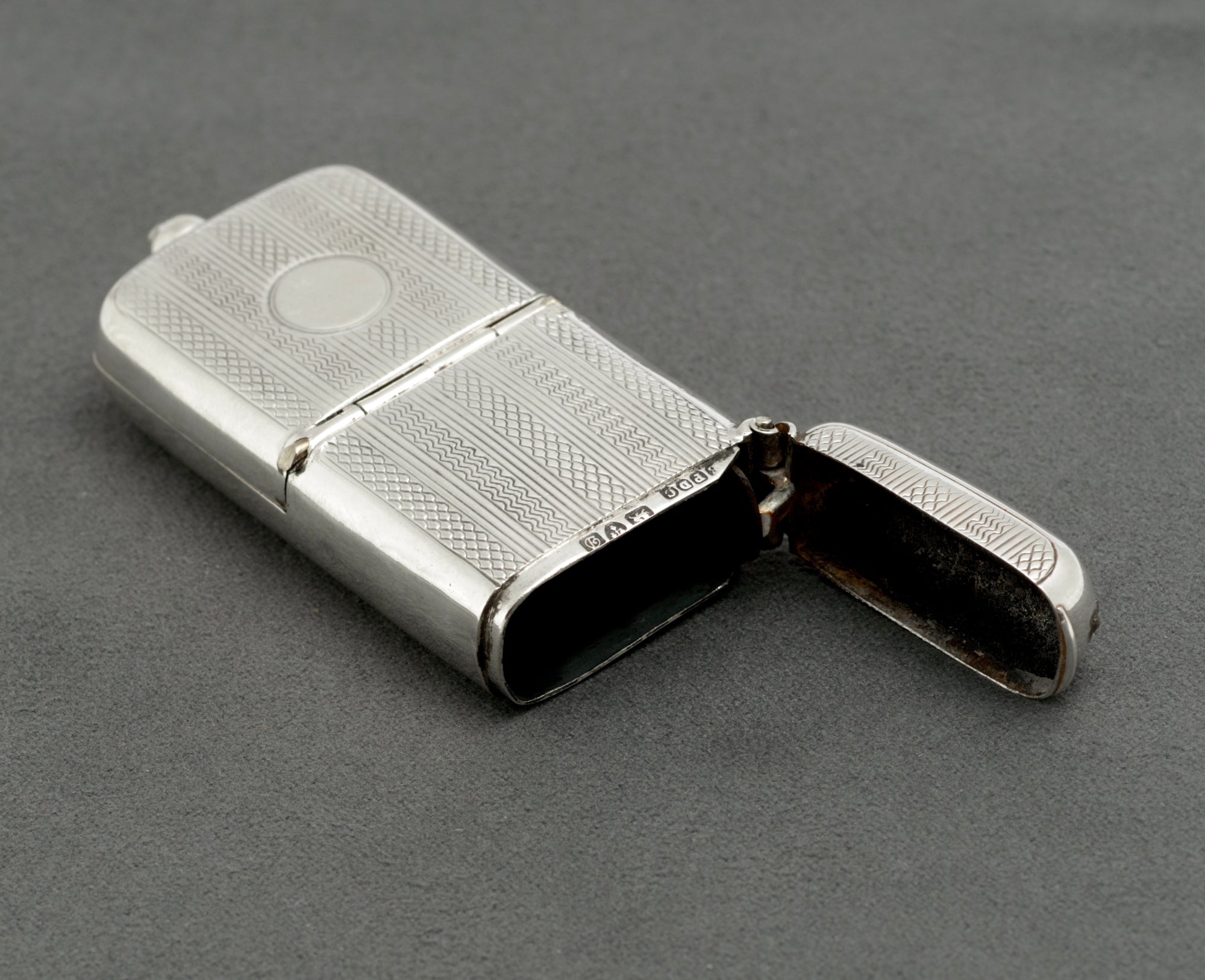 Antique Sterling Silver Combined Vesta and Sovereign Case by Boots Pure Drug Company, Chester 1904 (C2956)