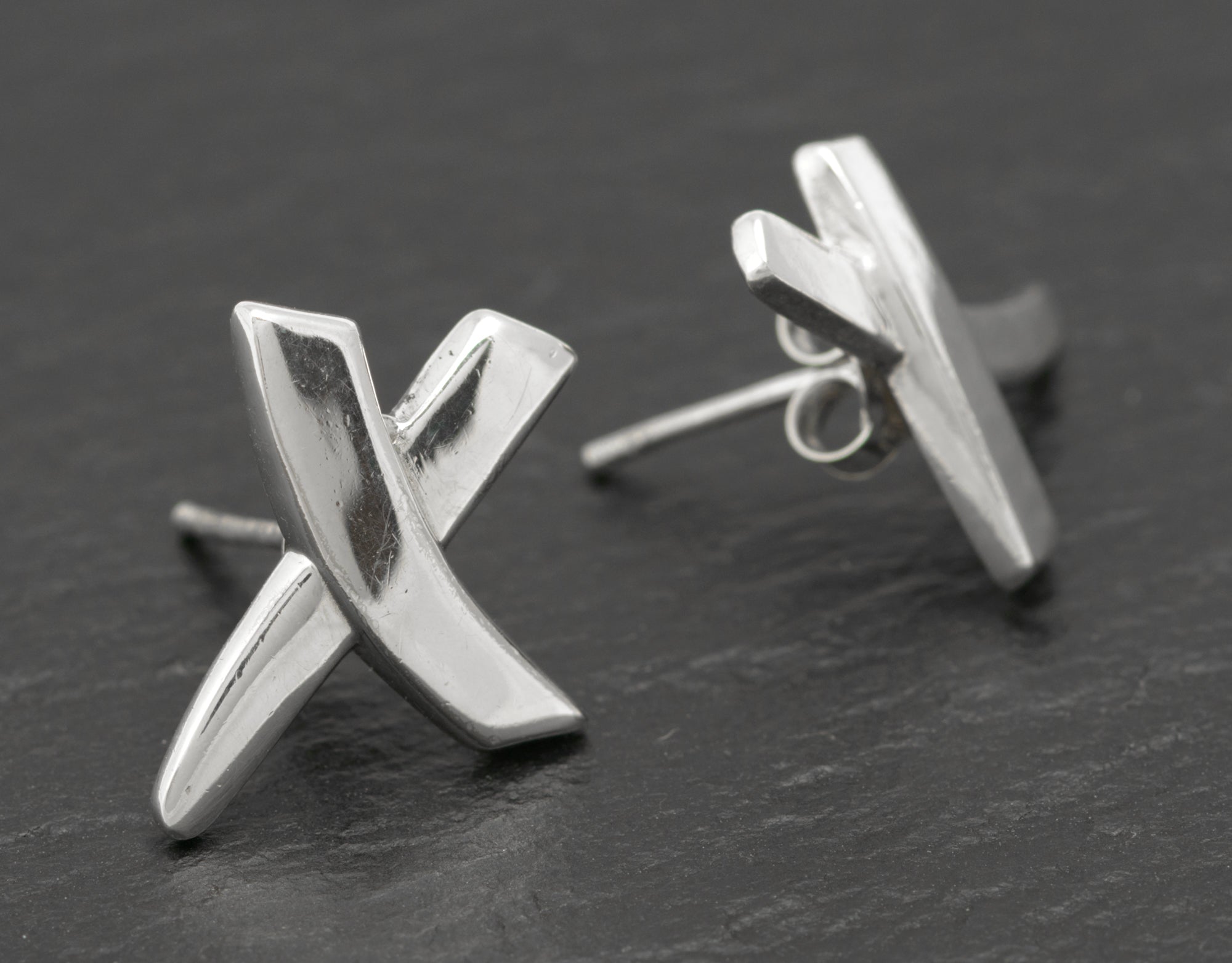 Tiffany & Co. Paloma Picasso Graffiti Kiss Sterling Silver Stud Earrings - 925 - C2982