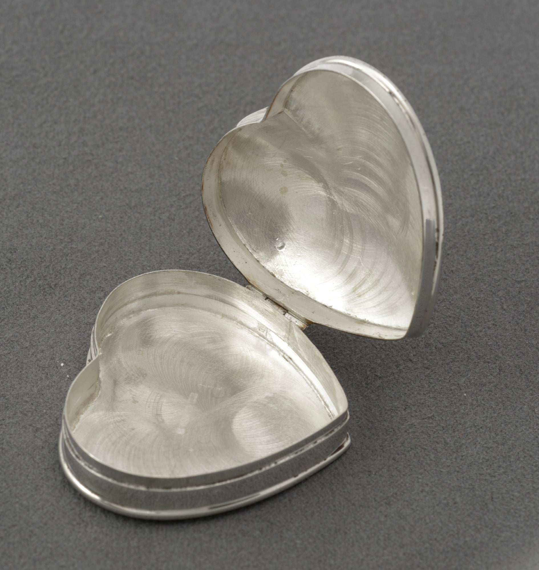 Vintage sterling silver heart shaped trinket box - three-quarter reverse view showing base and hinge