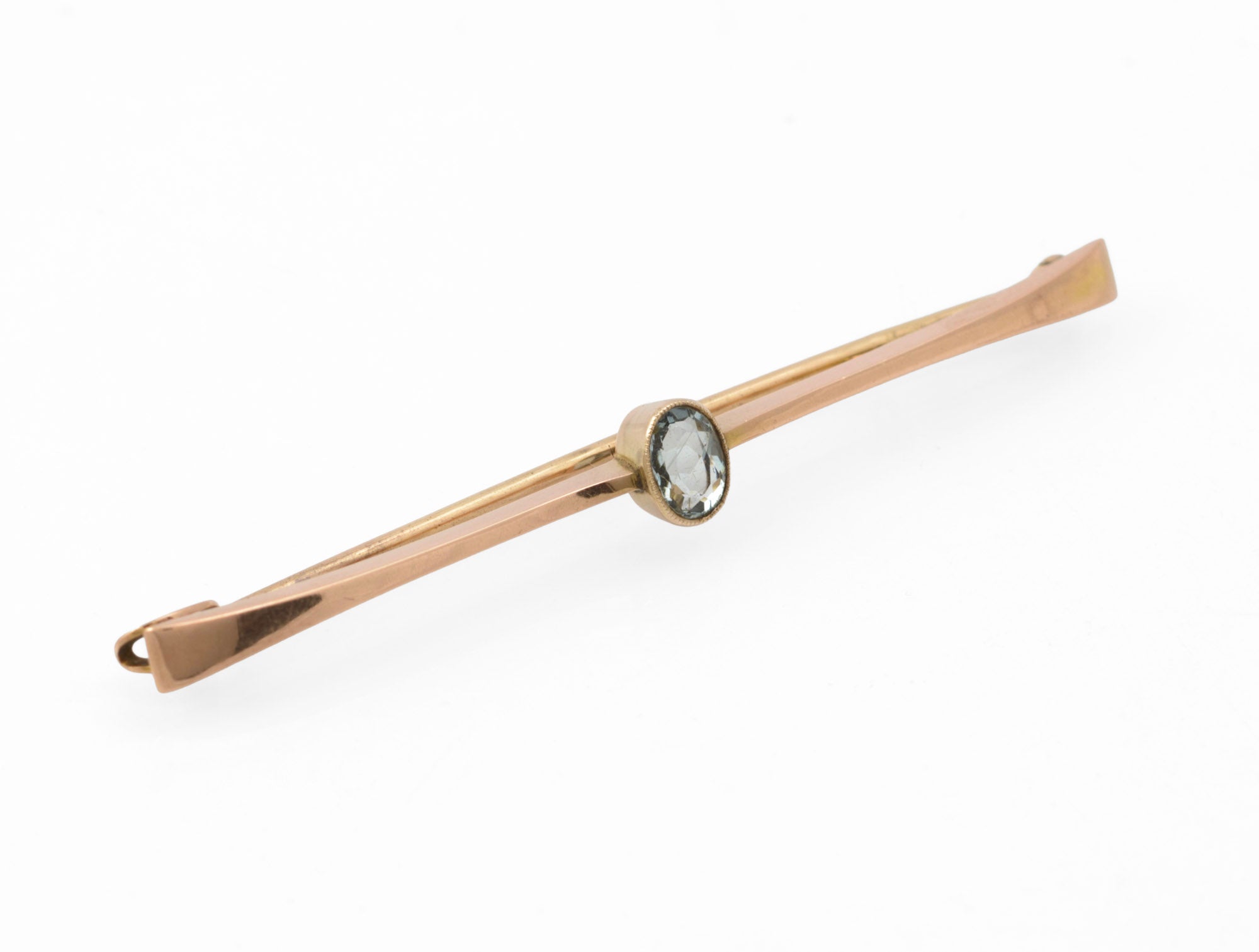 Art Deco 9ct rose gold aquamarine bar brooch - reverse showing long pin and open C-clasp with safety chain loop