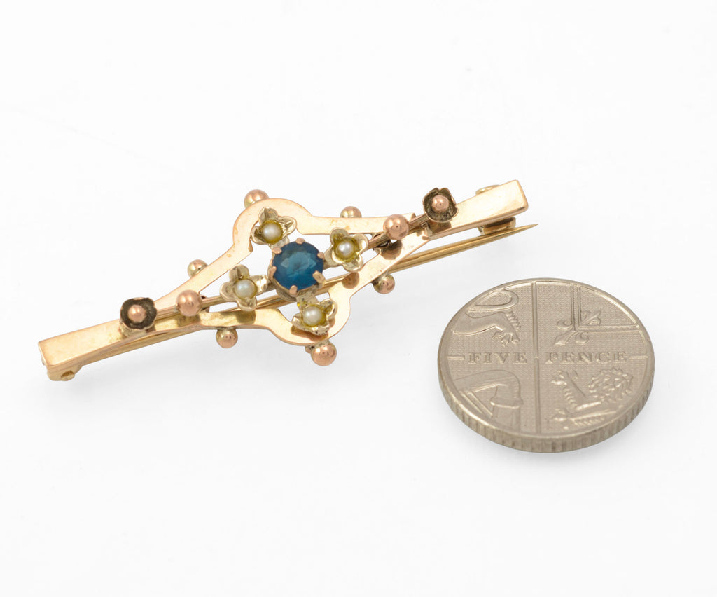 Antique 9ct gold bar brooch - scale reference showing brooch beside a five pence coin