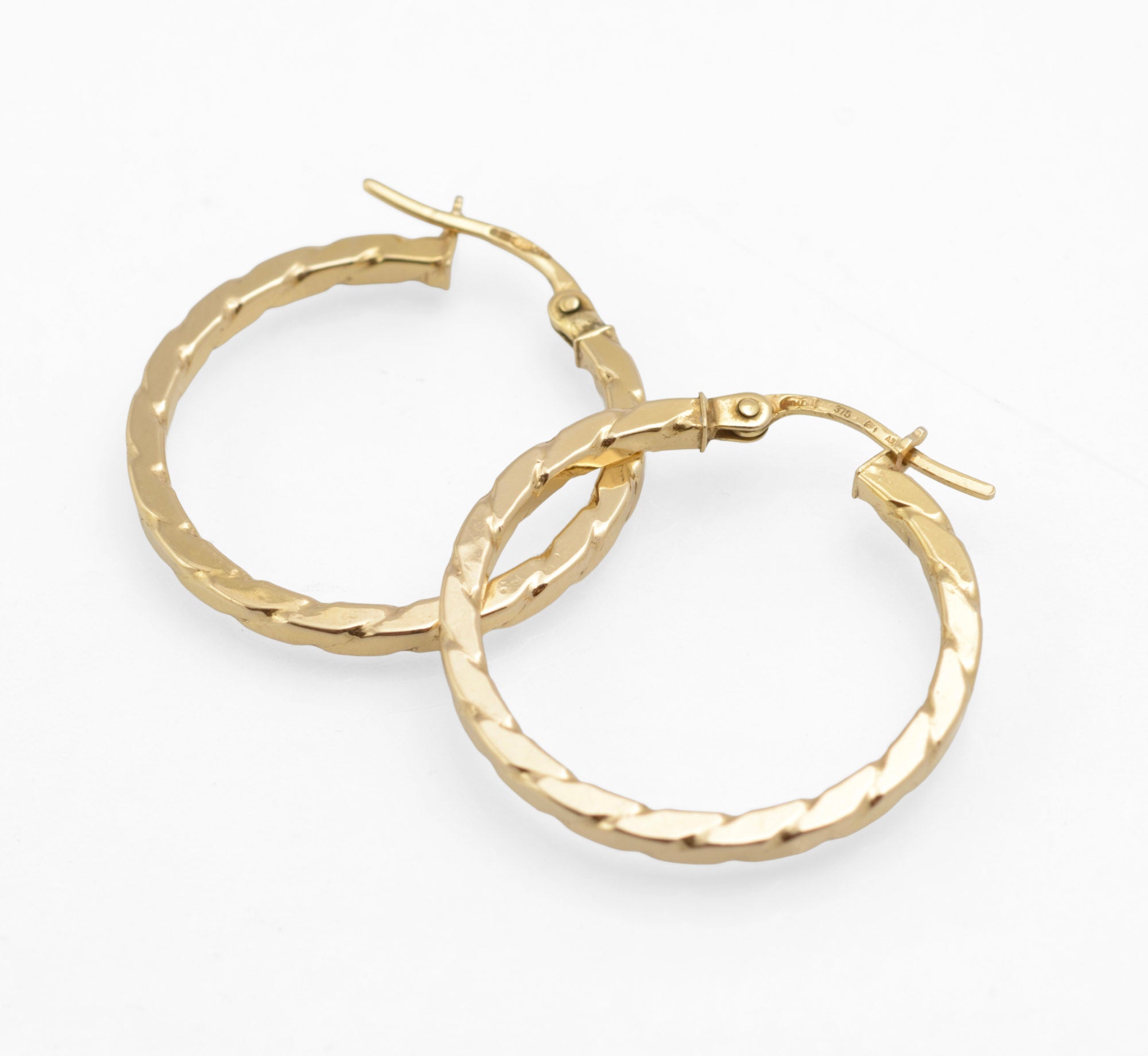 Vintage 9ct gold Unoaerre hoop earrings - alternative three quarter view showing reflective polished surface and rope twist detail