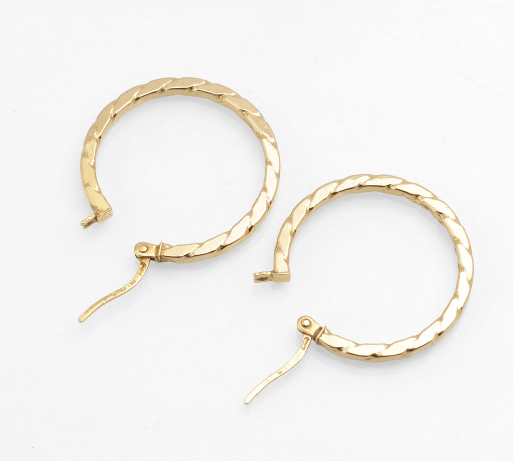 Vintage 9ct gold Unoaerre hoop earrings - scale reference with 20p coin showing 2.4cm diameter
