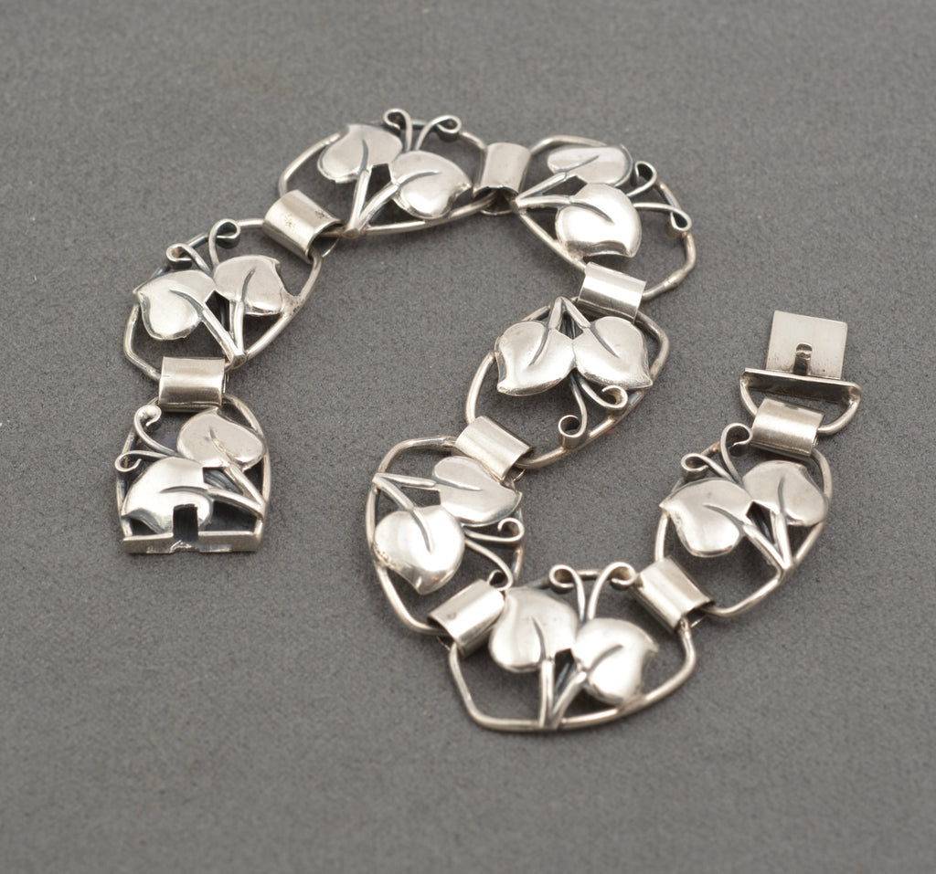 Arne Henning Petersen Danish silver bracelet - detail of clasp end showing push-button box clasp mechanism