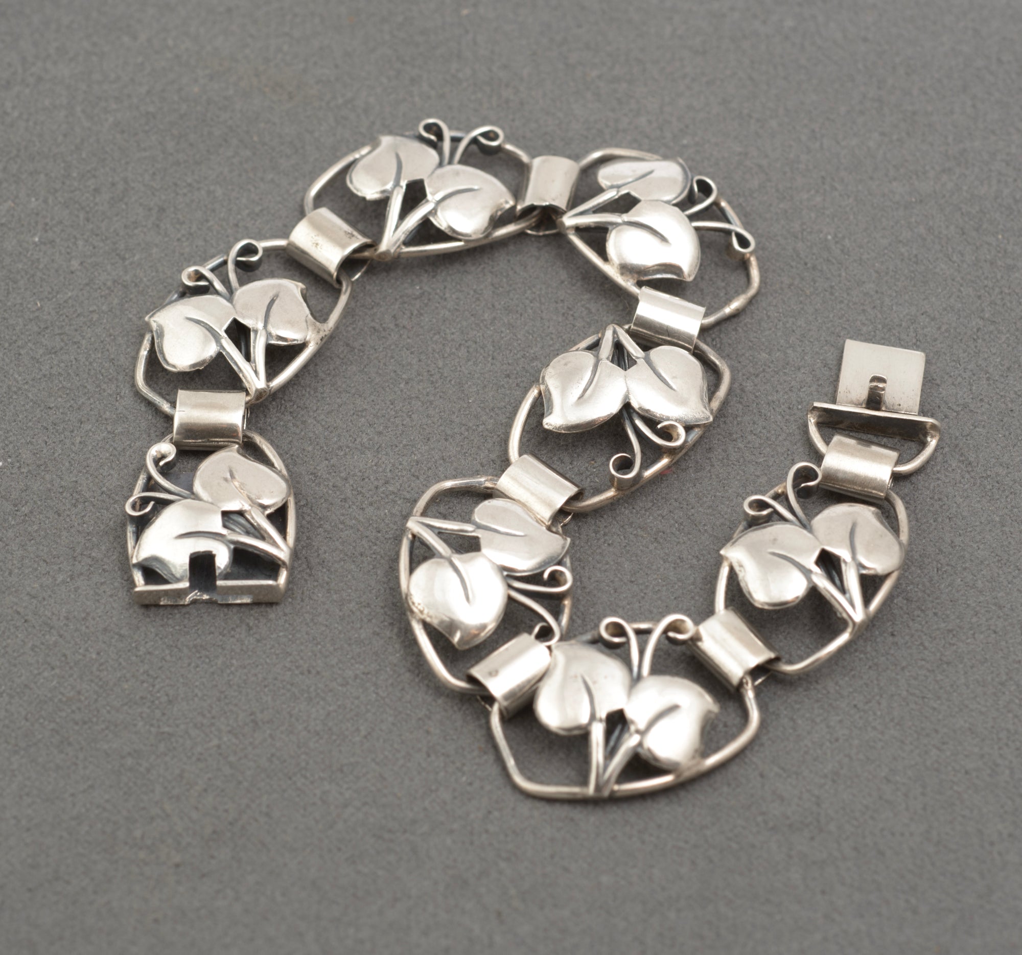 Arne Henning Petersen Danish silver bracelet - detail of clasp end showing push-button box clasp mechanism