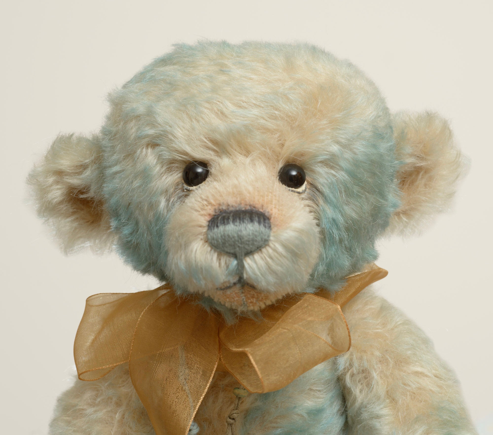 Charlie Bears Wordsworth - Isabelle Collection - close up face showing dark glass eyes, blue-grey hand-stitched nose and cream muzzle