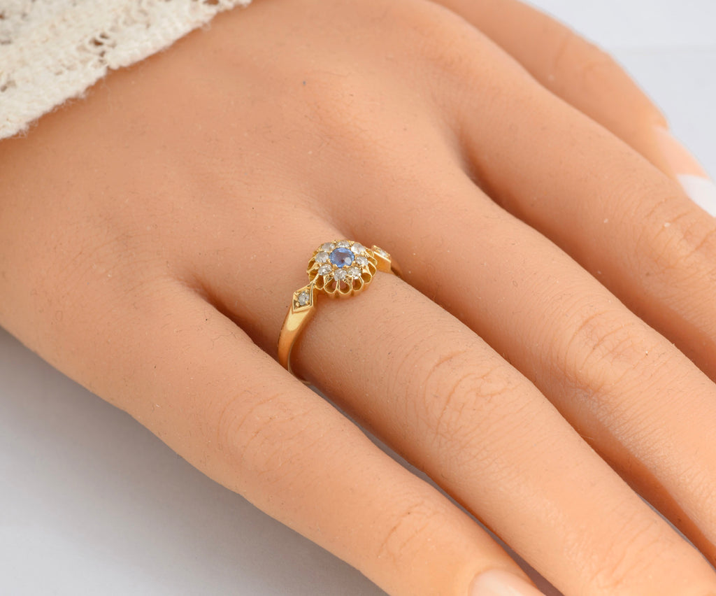 Antique 18ct gold sapphire and diamond cluster ring - additional view showing overall proportions