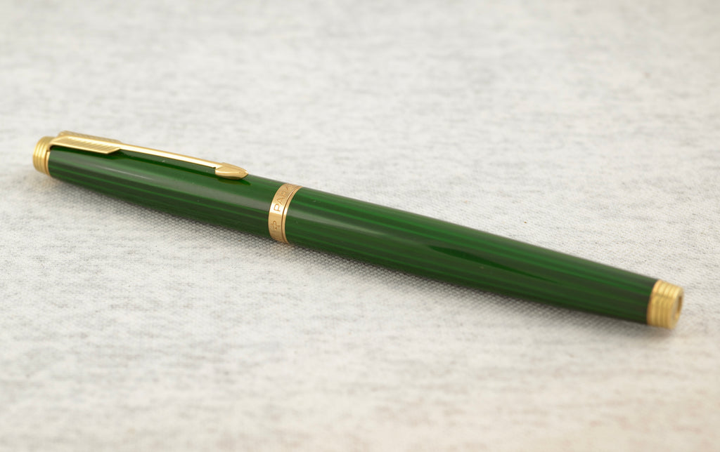 A vintage Parker 75 Laque fountain pen in the Malachite green finish, made in France circa 1979. From the first French production run, carrying the red Chinese characters 派克 near the lower cap band. Fitted with a French Méru made 14K gold fine nib.