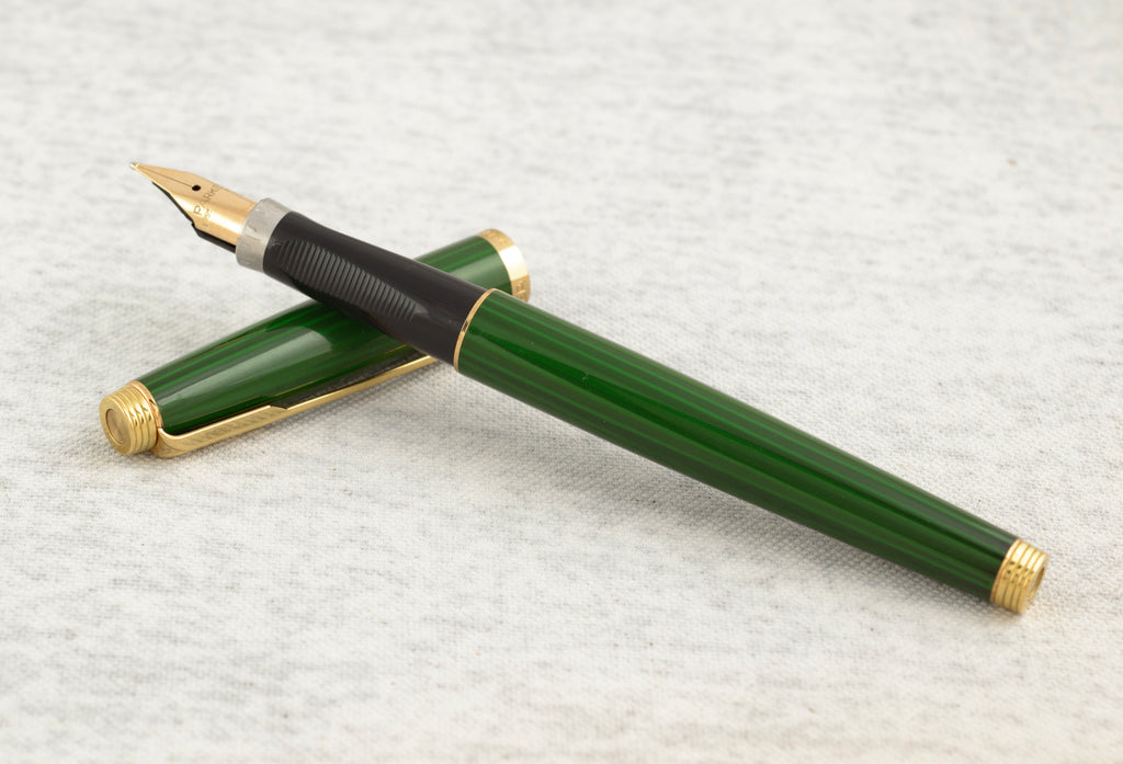 A vintage Parker 75 Laque fountain pen in the Malachite green finish, made in France circa 1979. From the first French production run, carrying the red Chinese characters 派克 near the lower cap band. Fitted with a French Méru made 14K gold fine nib.