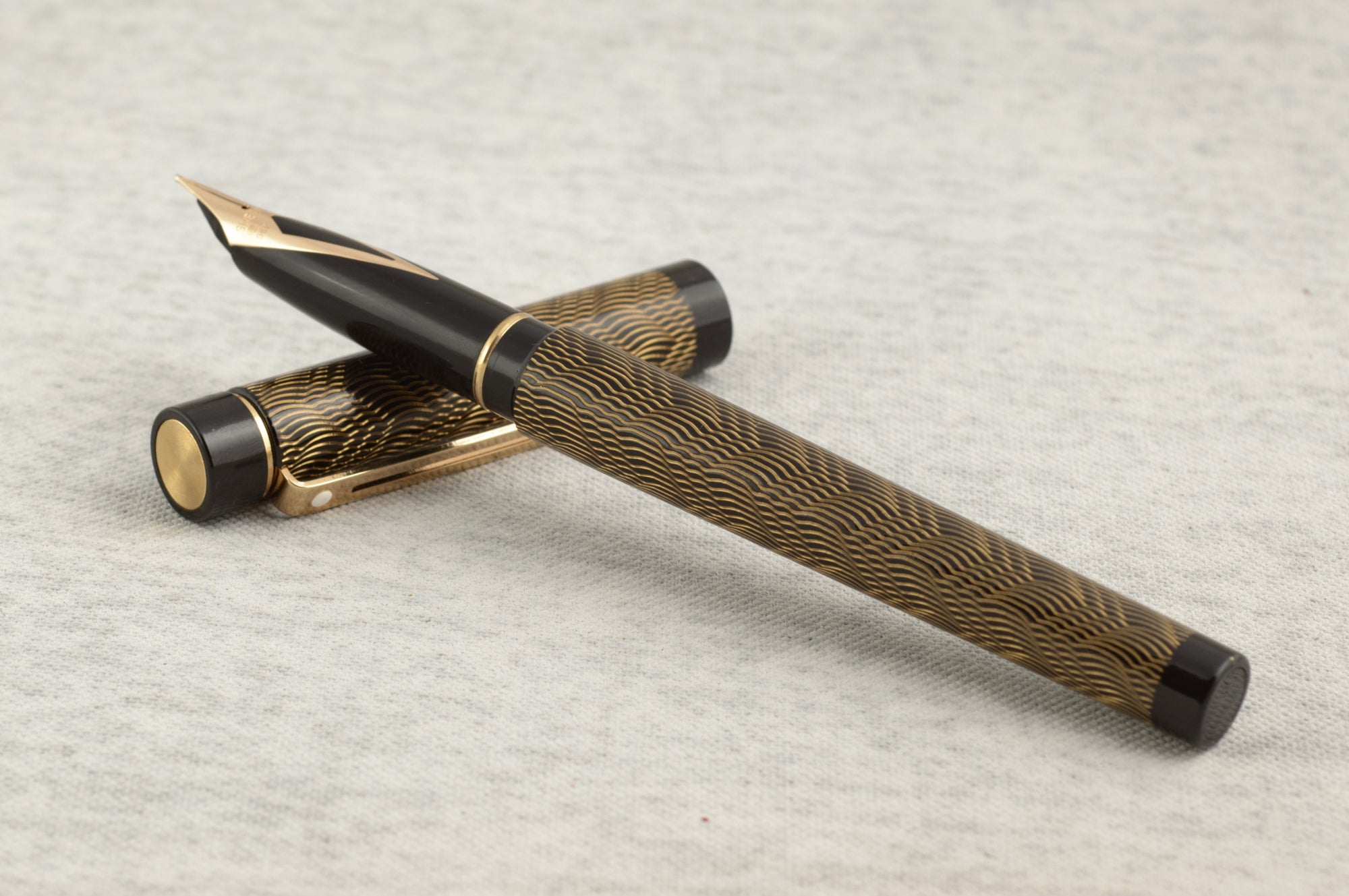 Close up of Sheaffer Targa 676 Classic fountain pen Gold Feather finish nib section showing 14K inlaid gold nib marked SHEAFFER 585 14K and black section with metal threads stamped 0293