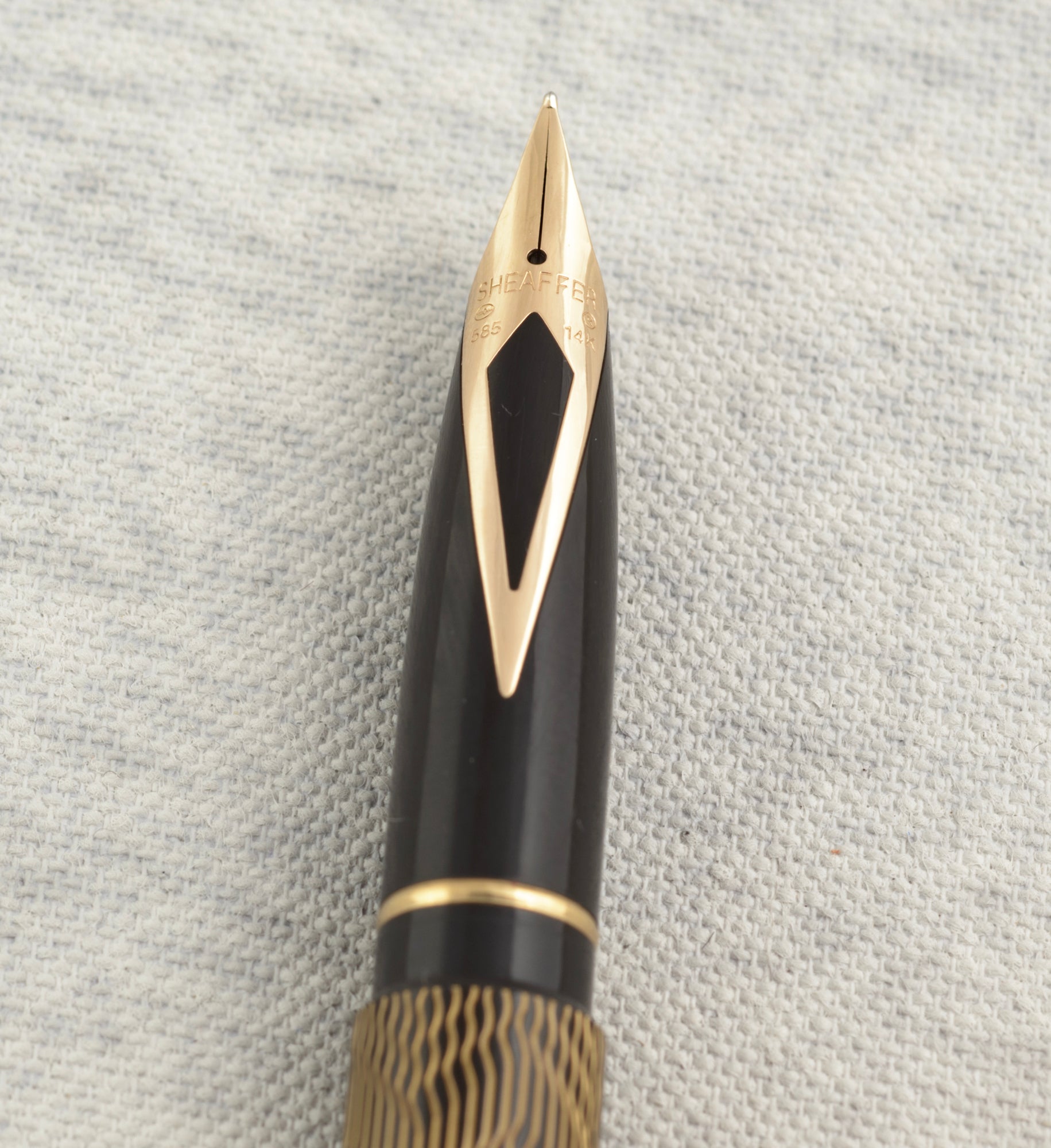 Sheaffer Targa 676 Classic Fountain Pen - Gold Feather - 14K Gold Nib - Boxed - C3057