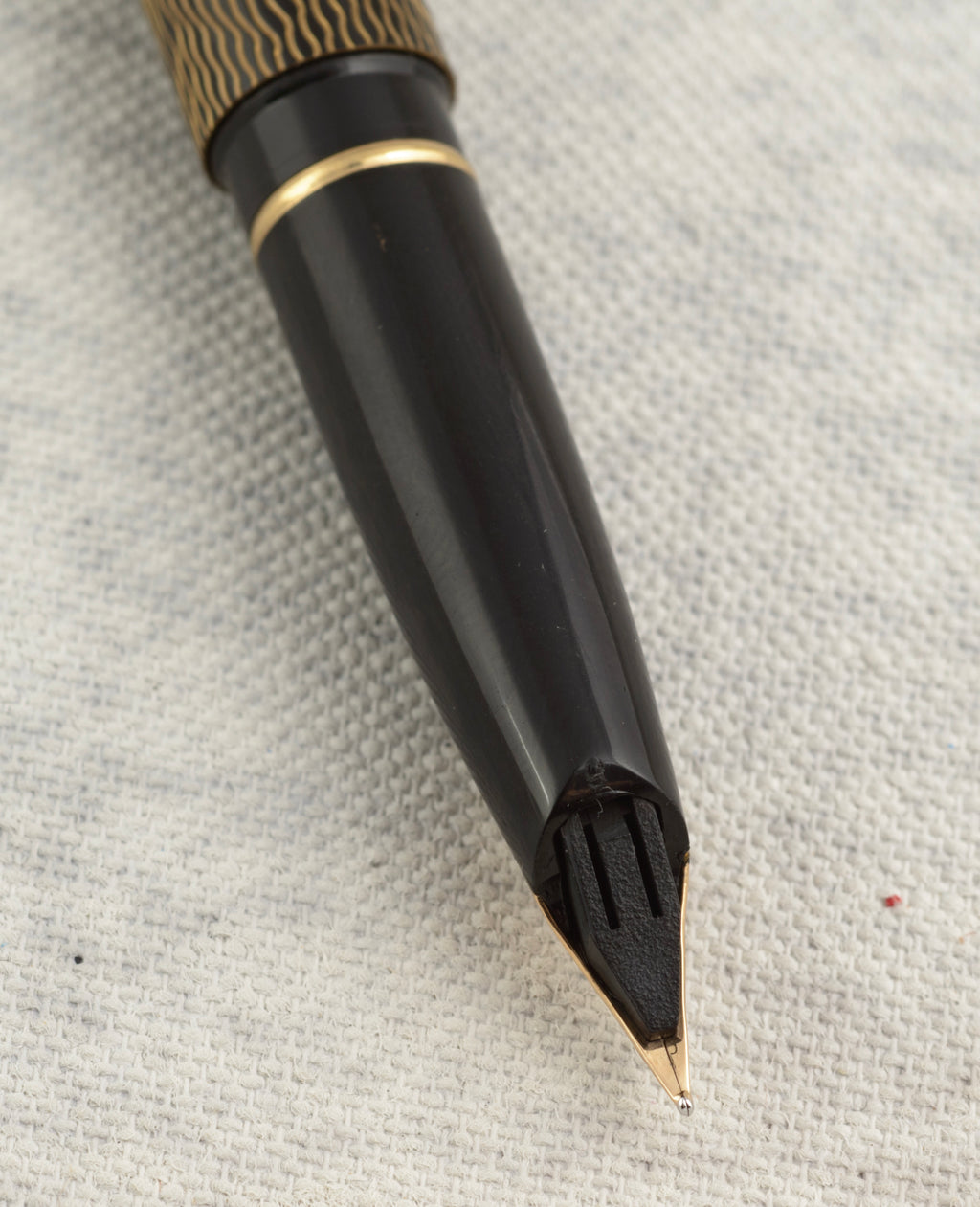 Sheaffer Targa 676 Classic Fountain Pen - Gold Feather - 14K Gold Nib - Boxed - C3057