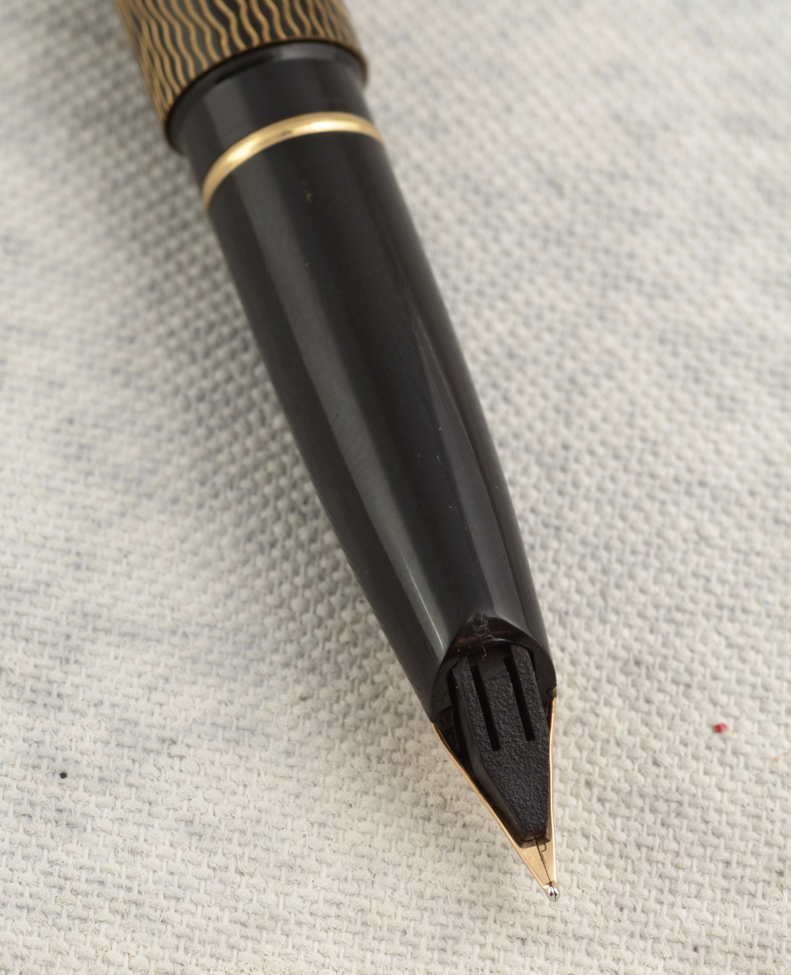 Sheaffer Targa 676 Classic Fountain Pen - Gold Feather - 14K Gold Nib - Boxed - C3057