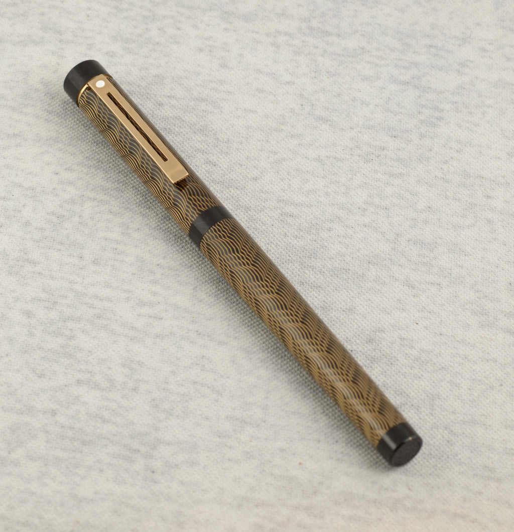 Sheaffer Targa 676 Classic fountain pen Gold Feather finish assembled lying on linen background showing gold tone clip full length with Sheaffer white dot to cap crown