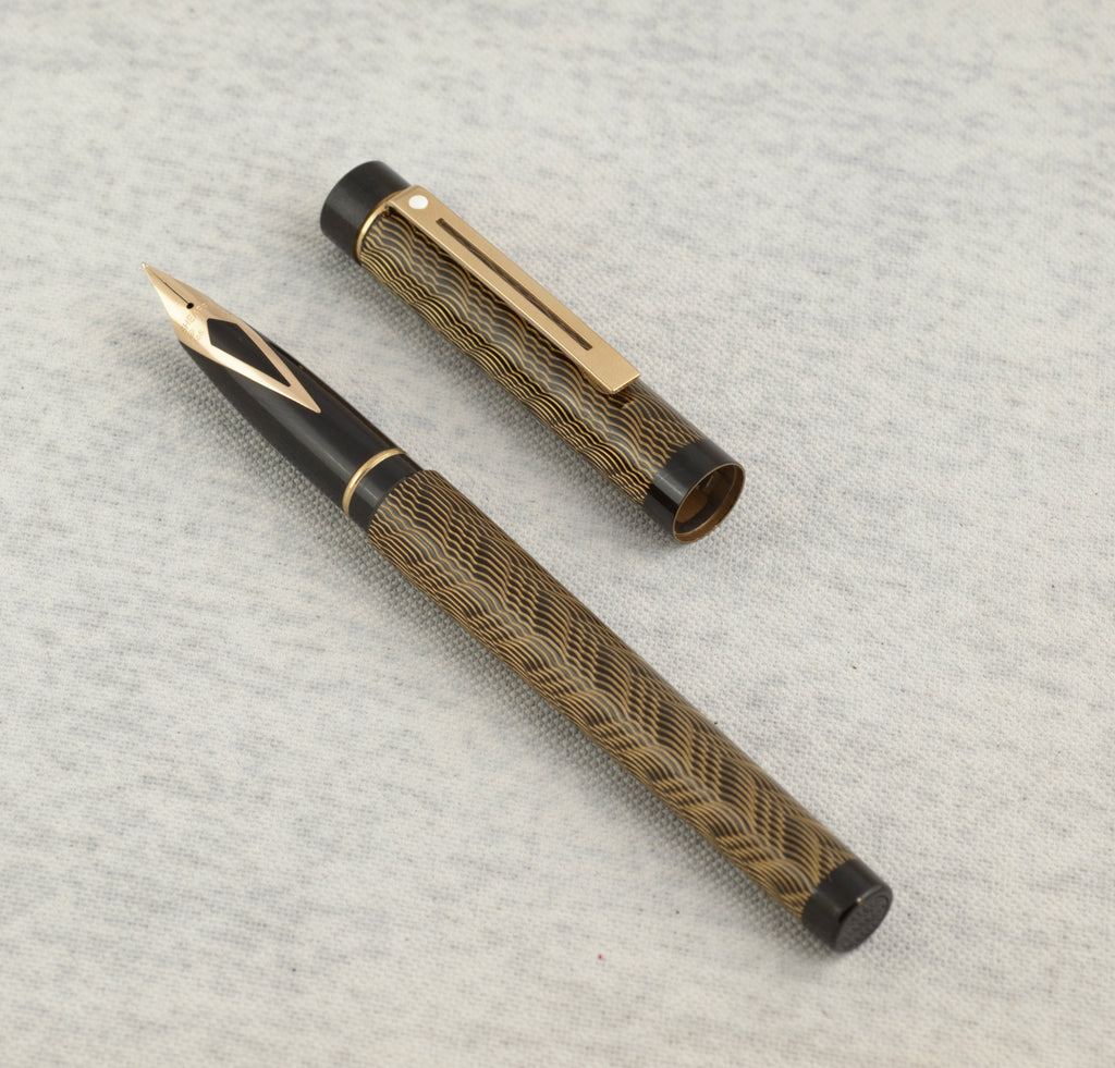 Sheaffer Targa 676 Classic fountain pen Gold Feather finish assembled on linen background showing full length from above with cap crown white dot and barrel end cap detail