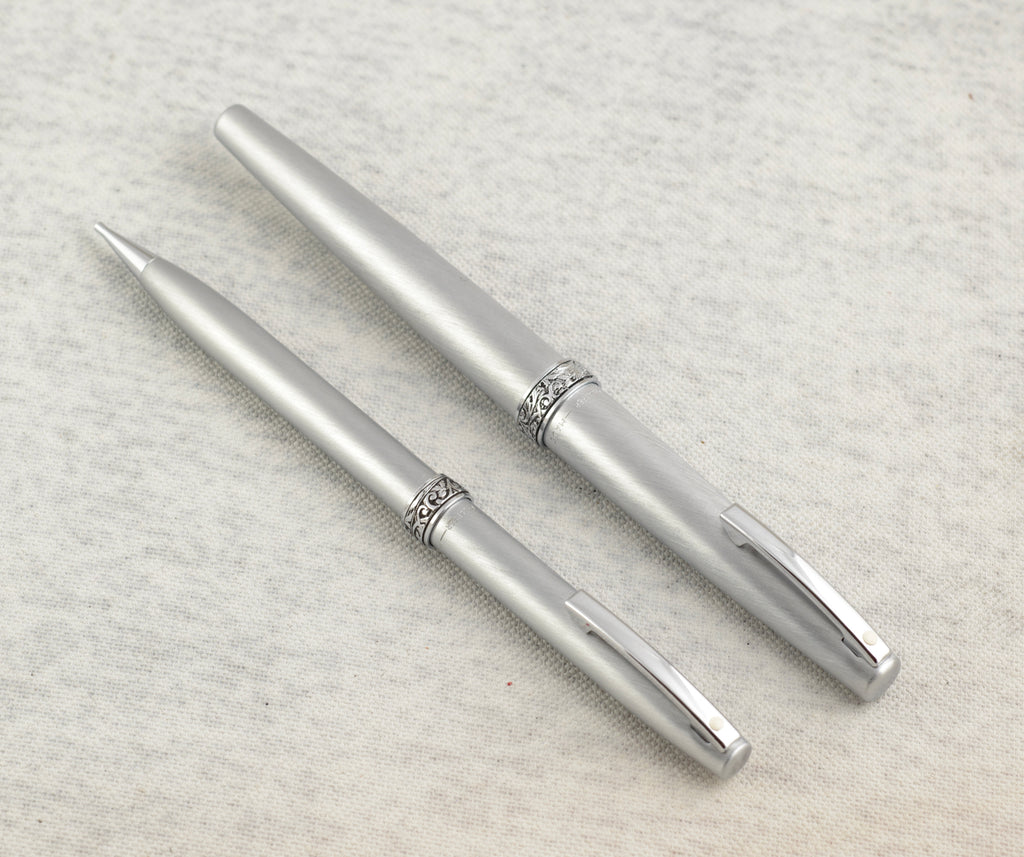 Close up of Lady Sheaffer 620 Florentine fountain pen recessed stainless steel nib marked SHEAFFER showing nib tip and feed on white background