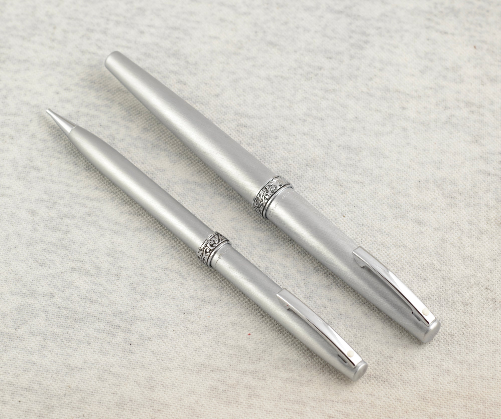 Close up of Lady Sheaffer 620 Florentine fountain pen recessed stainless steel nib marked SHEAFFER showing nib tip and feed on white background