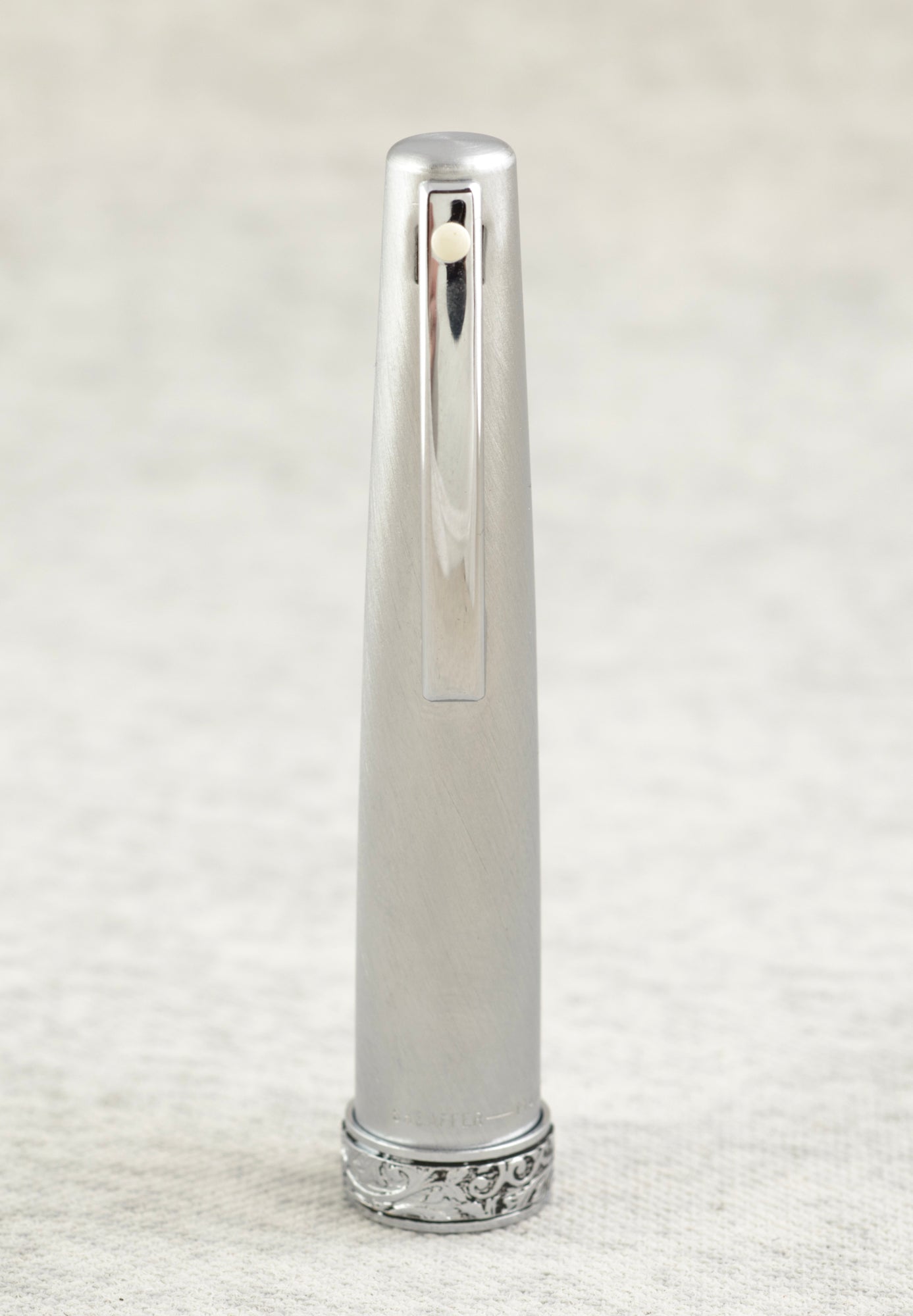 Lady Sheaffer 620 Florentine fountain pen and mechanical pencil set lying parallel on linen background showing matching brushed silver tone finish and Florentine band alignment