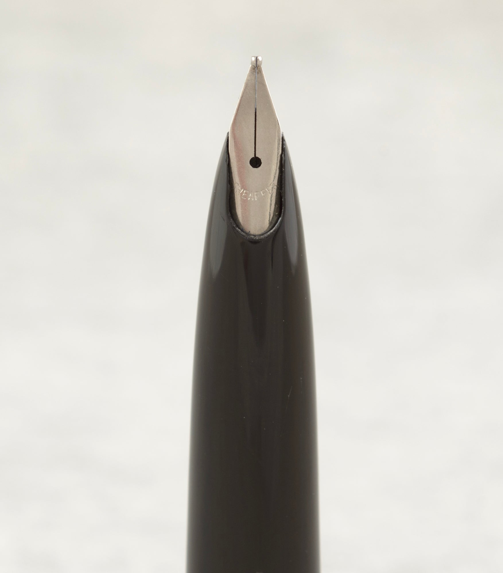 Lady Sheaffer 620 Florentine fountain pen assembled with cap fitted on linen background showing full length of pen with pocket clip and Florentine band detail