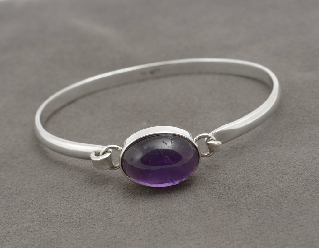 Vintage sterling silver amethyst cabochon bangle, oval purple stone in bezel setting - side view