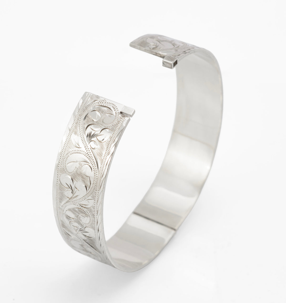 Sterling silver Bracelon Ltd bangle Birmingham 1978, scrolling foliage engraving and side tension clasp detail