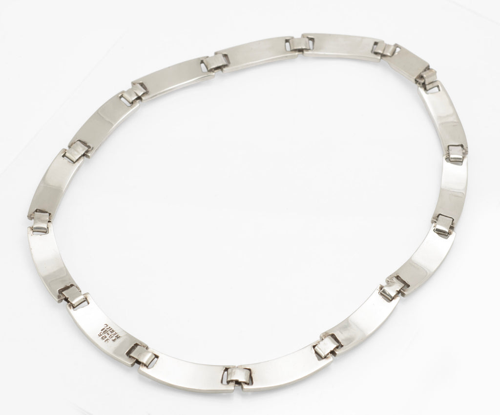 Reverse of vintage Mexican sterling silver choker necklace showing articulated link construction and hallmarked link