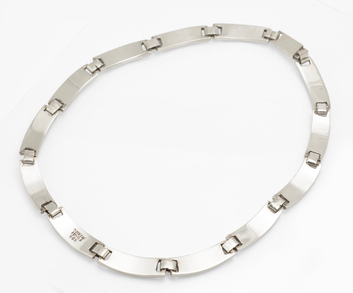 Reverse of vintage Mexican sterling silver choker necklace showing articulated link construction and hallmarked link